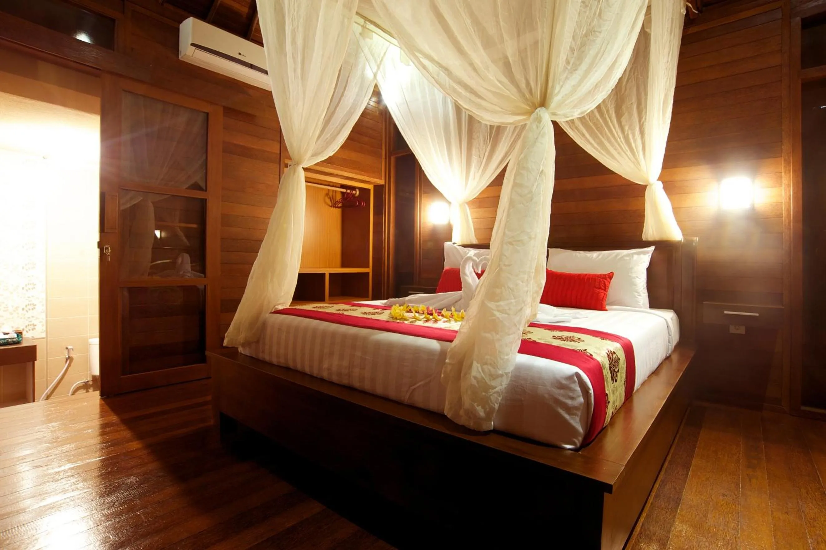 Photo of the whole room, Bed in Saka Village Resort Ubud