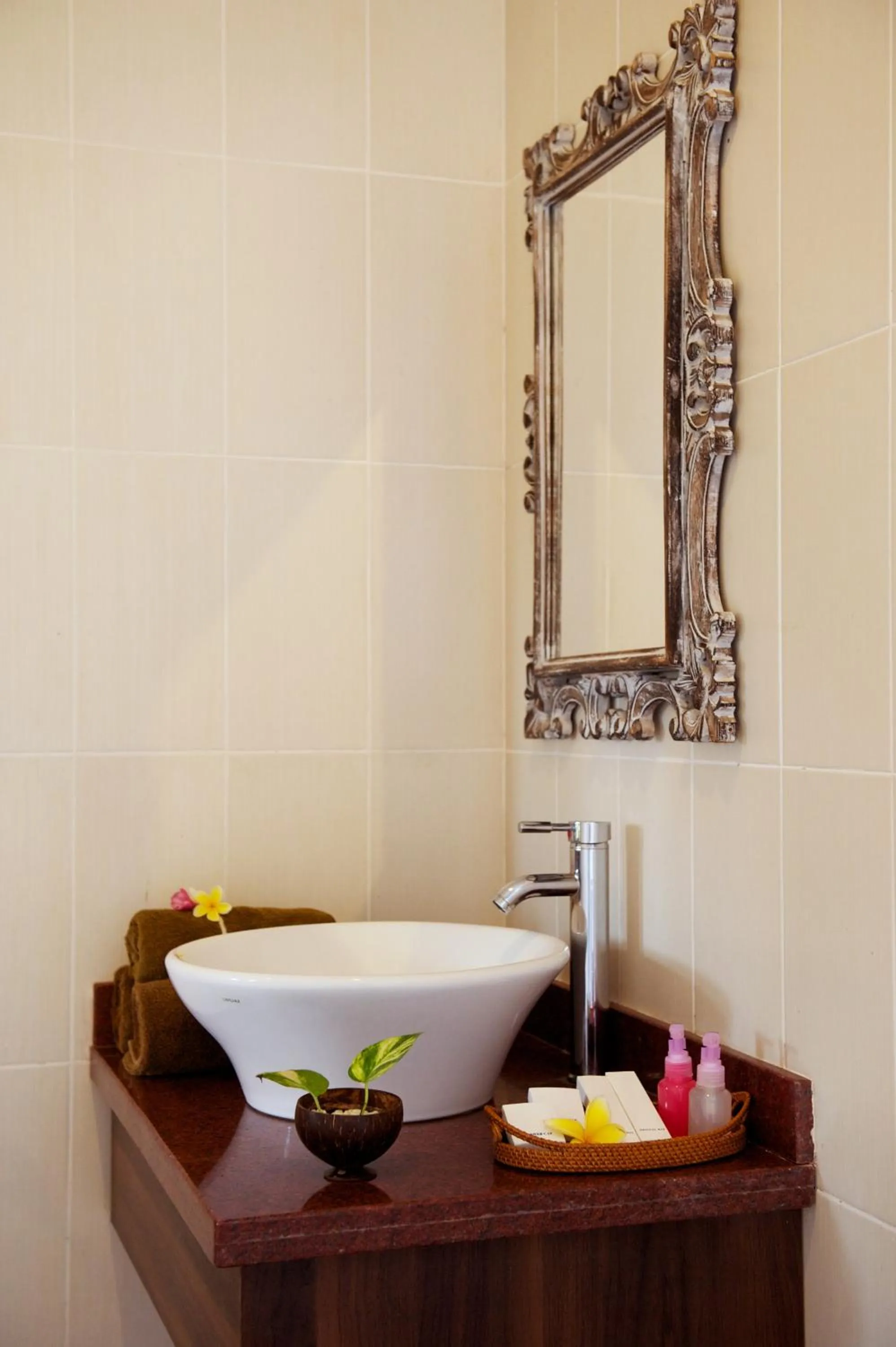 Shower in Saka Village Resort Ubud