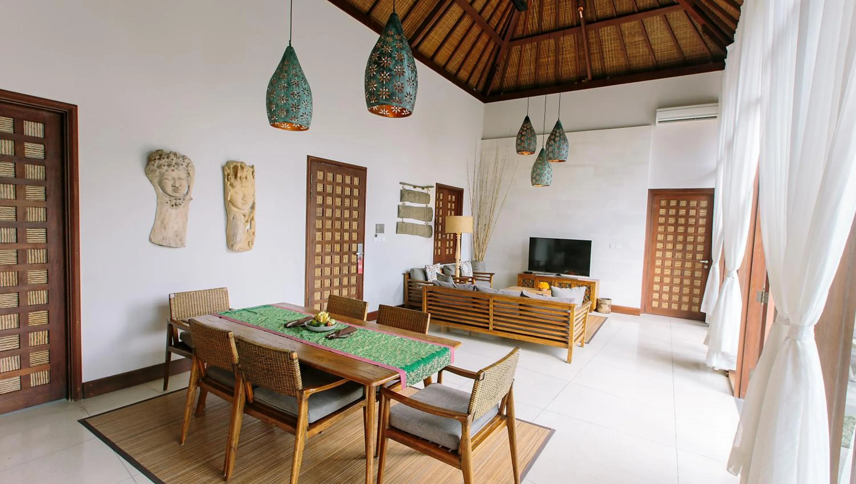 TV and multimedia in Tejaprana Resort & Spa