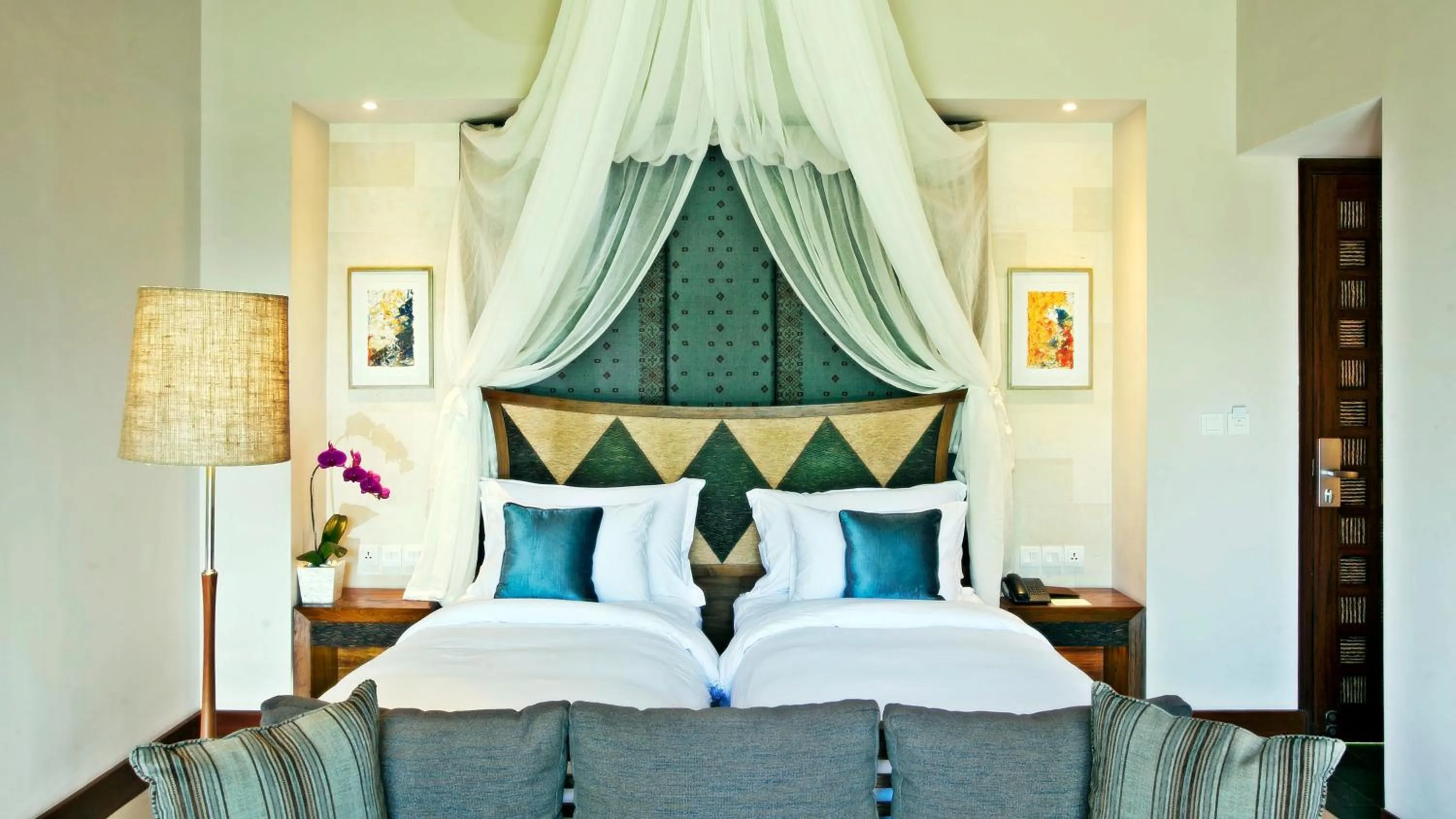 Bed in Tejaprana Resort & Spa