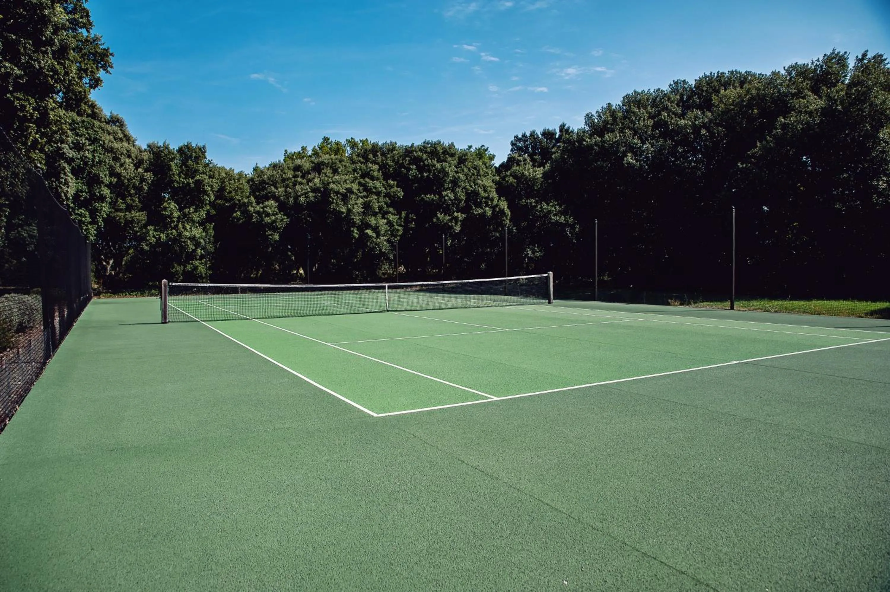 Tennis court in Les Champs de Provence