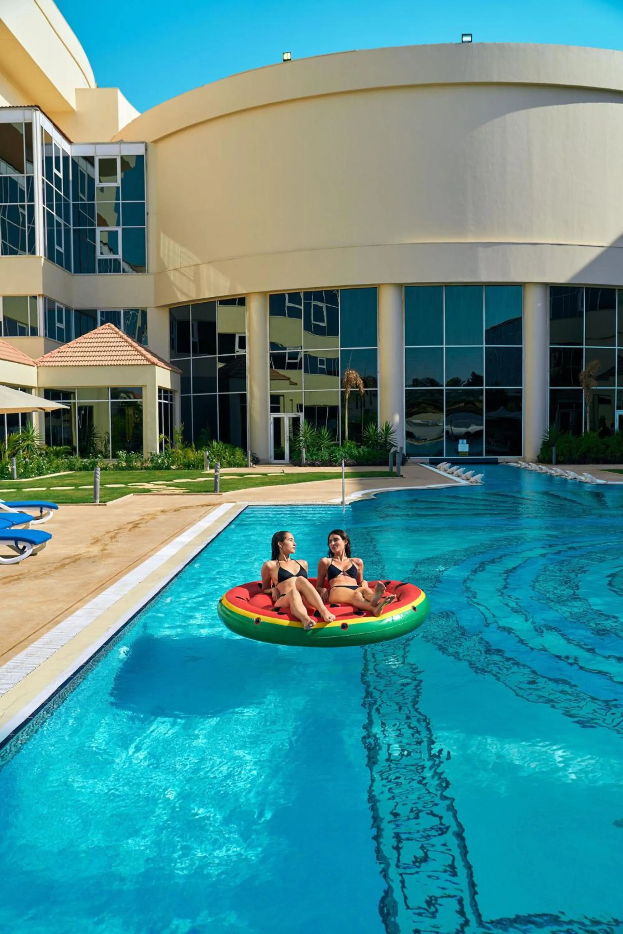 Swimming pool in JW Marriott Hotel Cairo