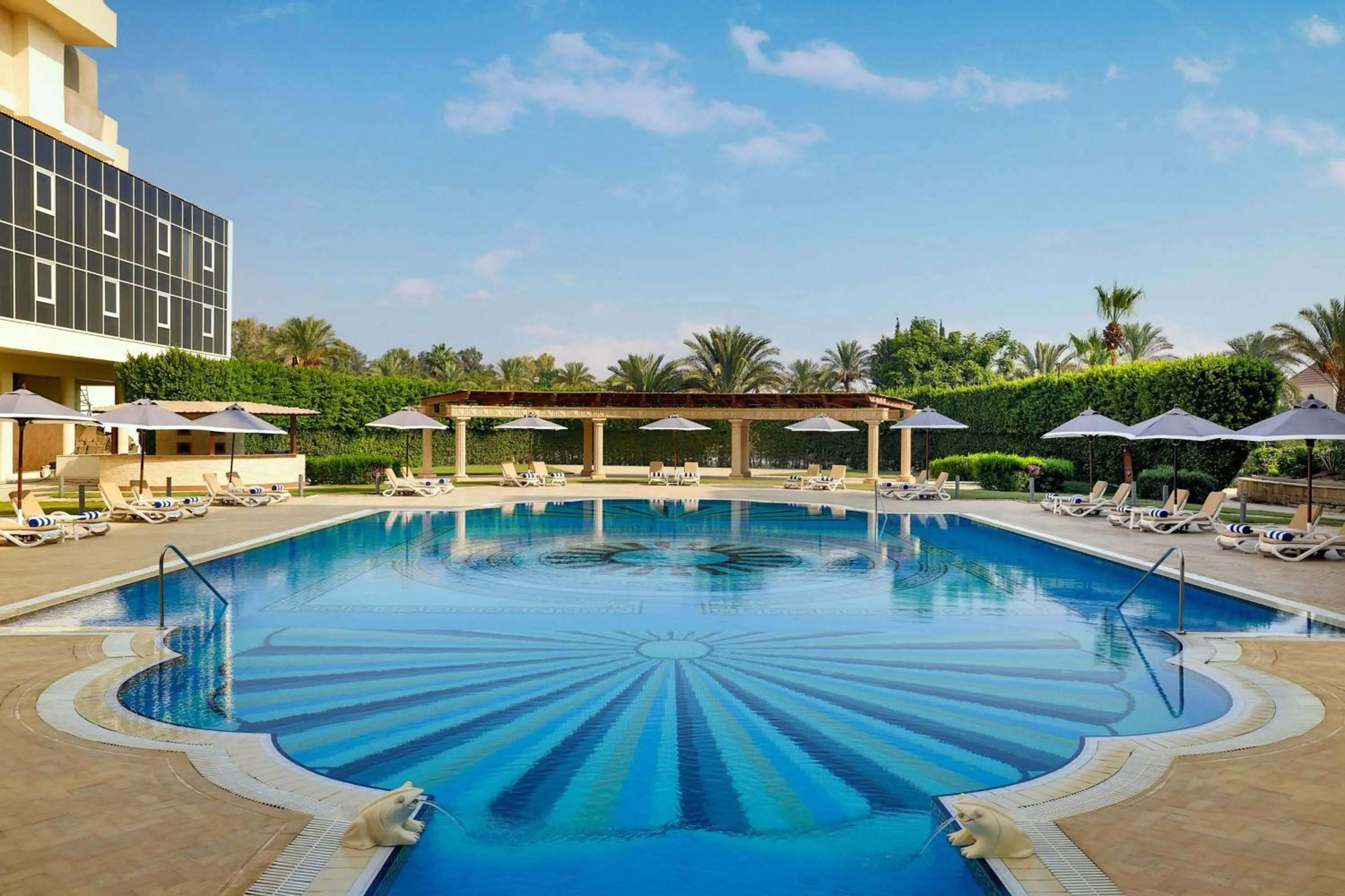 Swimming pool in JW Marriott Hotel Cairo