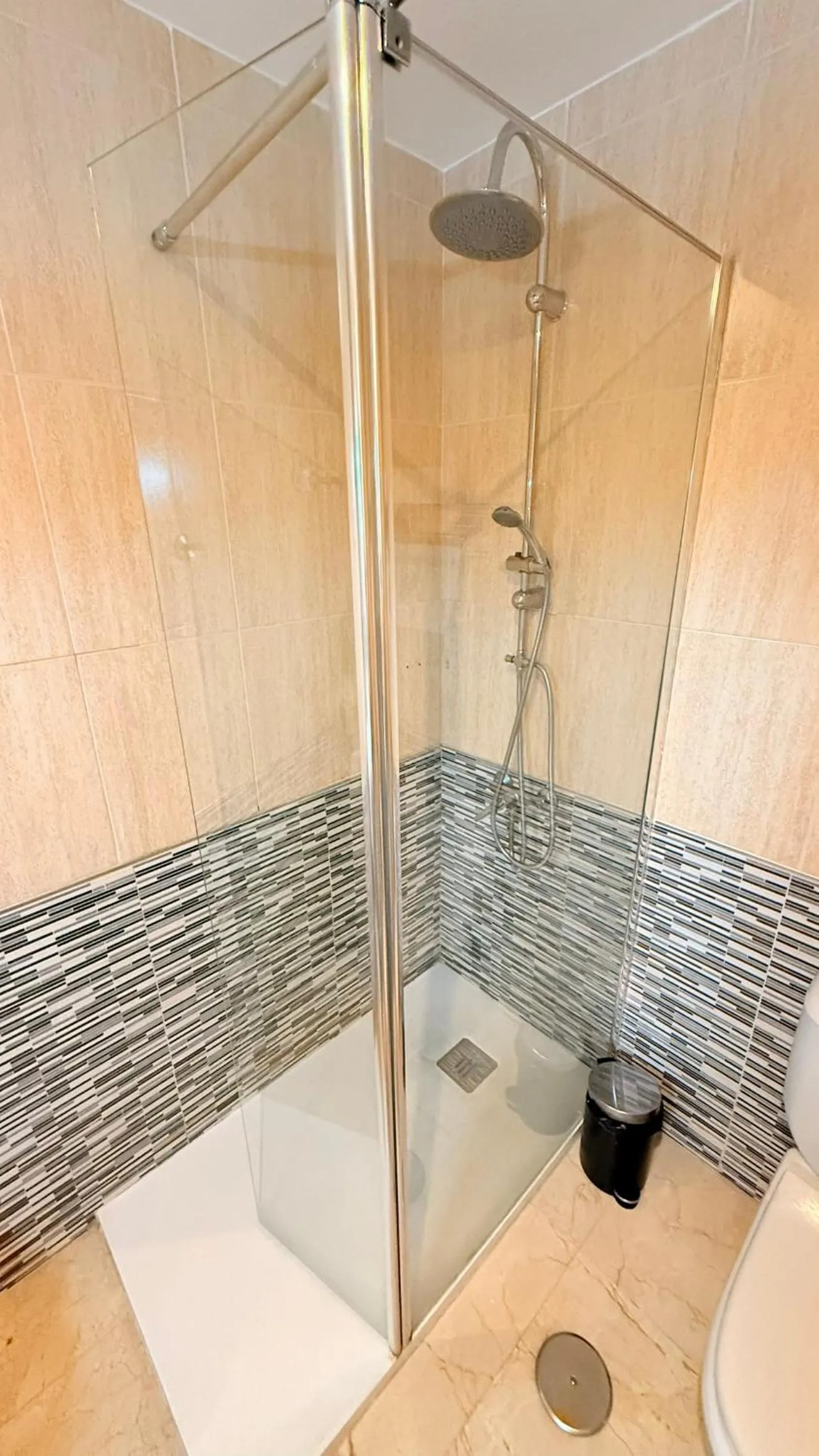 Shower in Fan Flat Mariscal