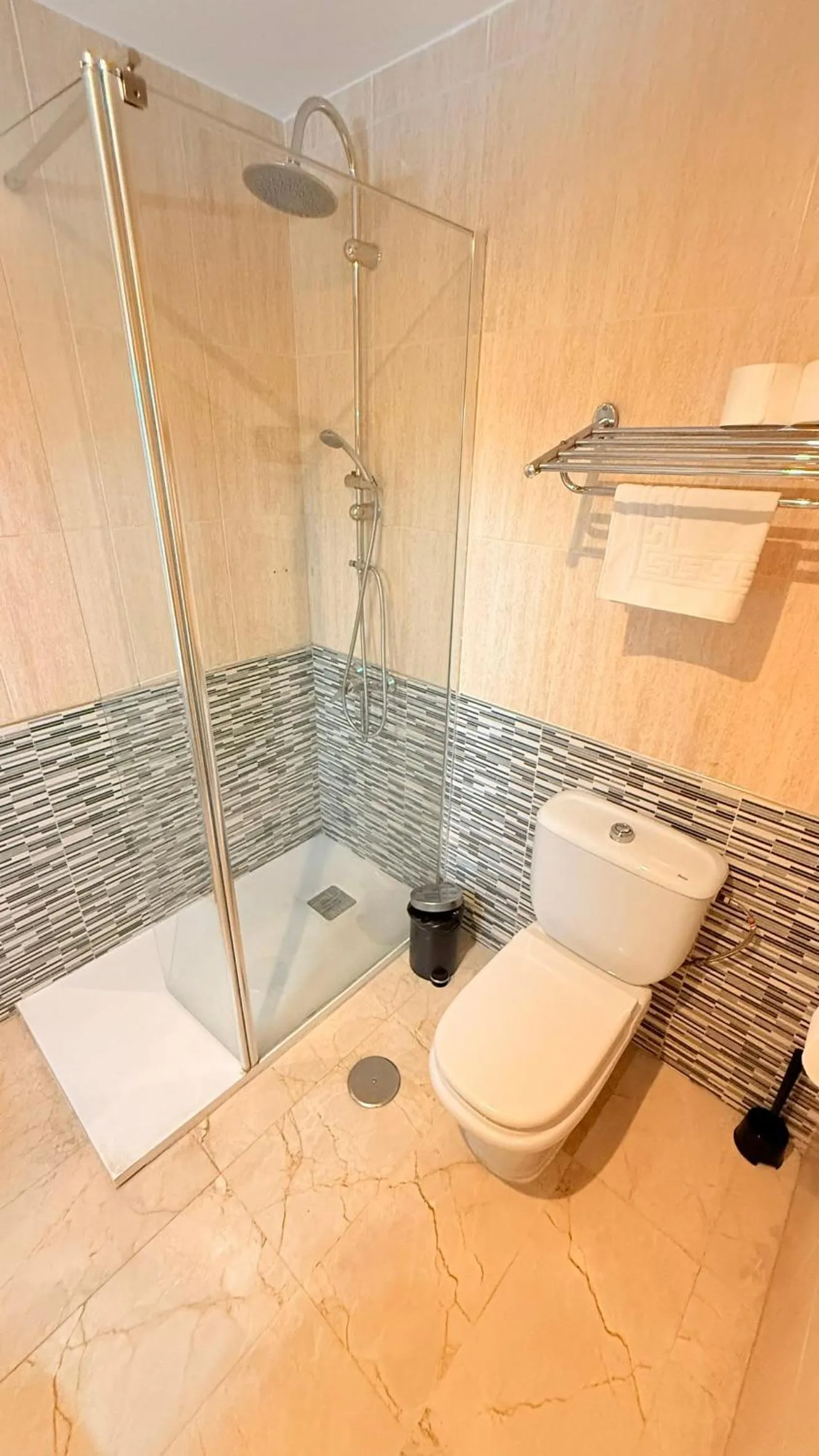 Shower in Fan Flat Mariscal