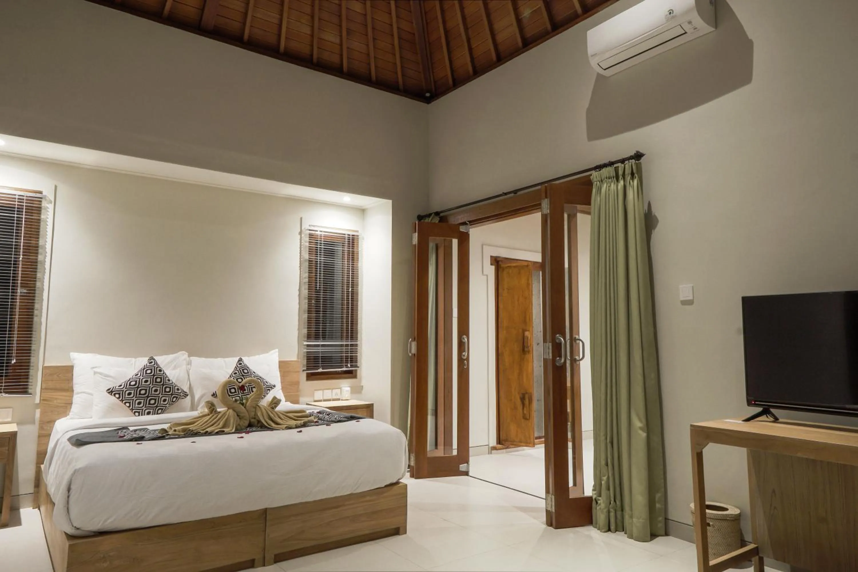 Communal lounge/ TV room, Bed in Masia Villa Ubud