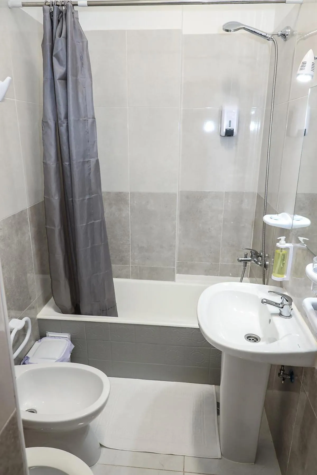 Bathroom in lisbon Home host