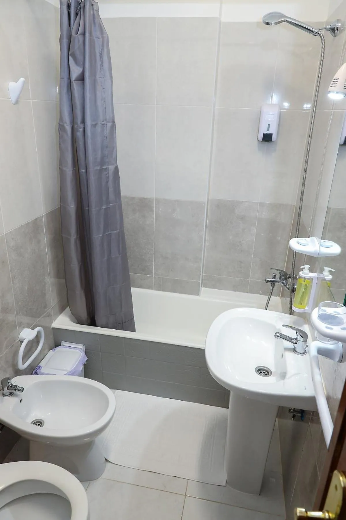 Bathroom in lisbon Home host