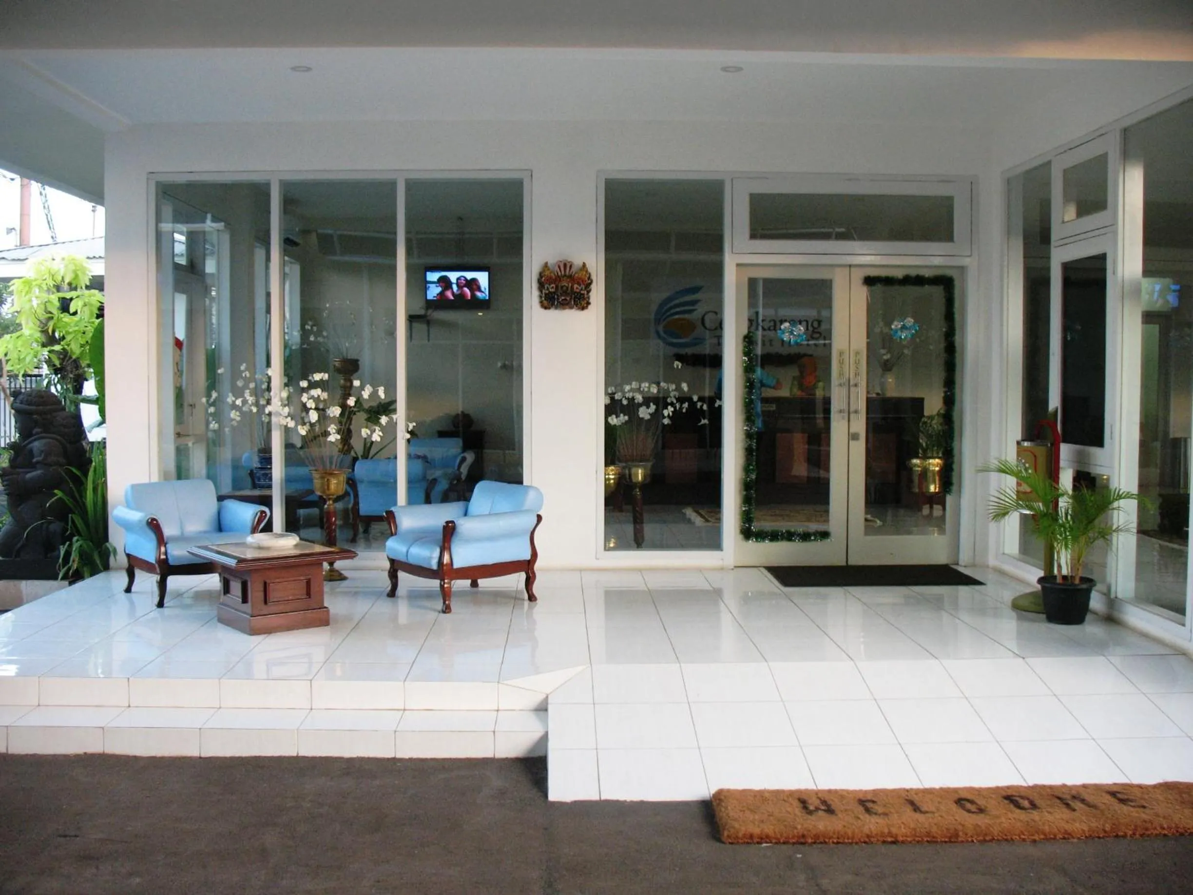 Facade/entrance in Cengkareng Transit Hotel