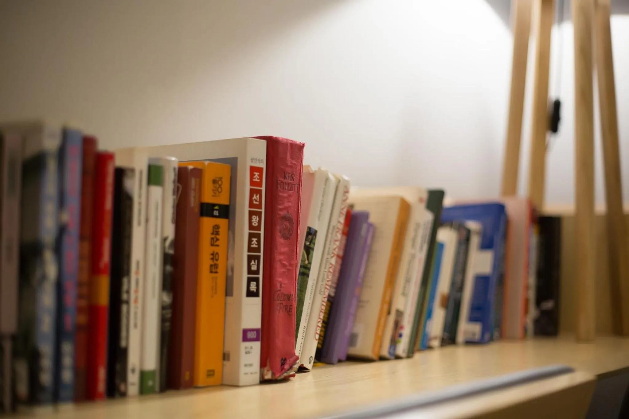 Library in Yeah Barcelona Hostel