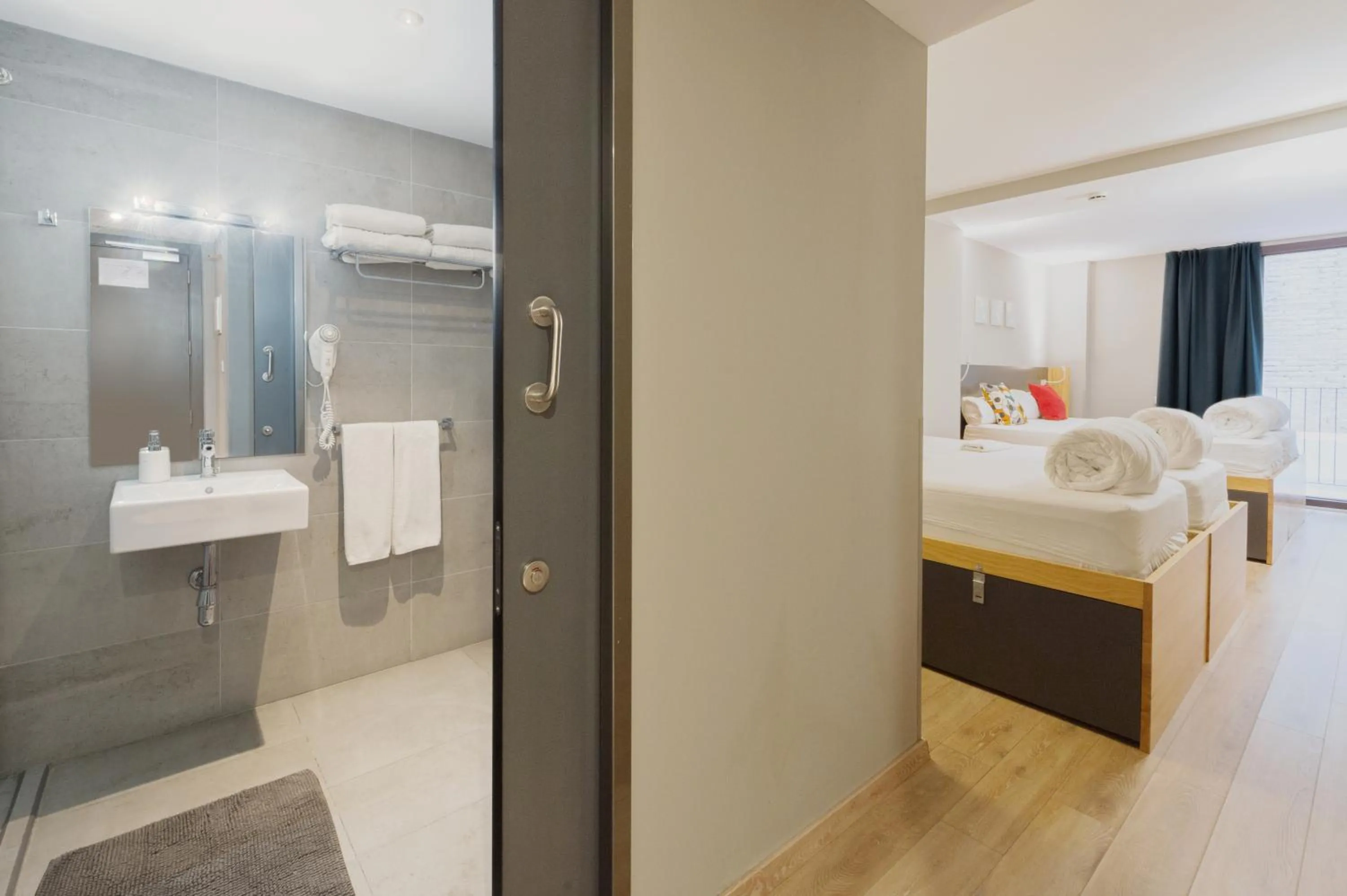 Bathroom, Bed in Yeah Barcelona Hostel