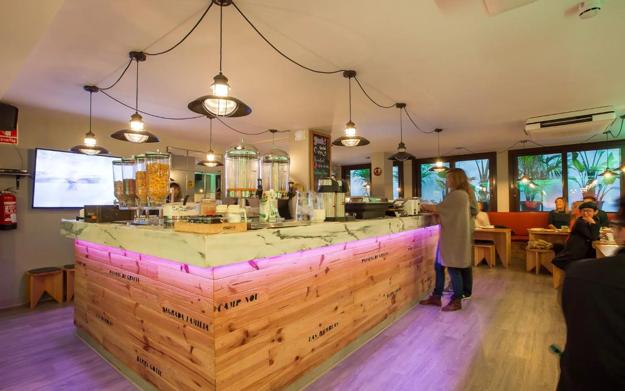 Lounge or bar in Yeah Barcelona Hostel