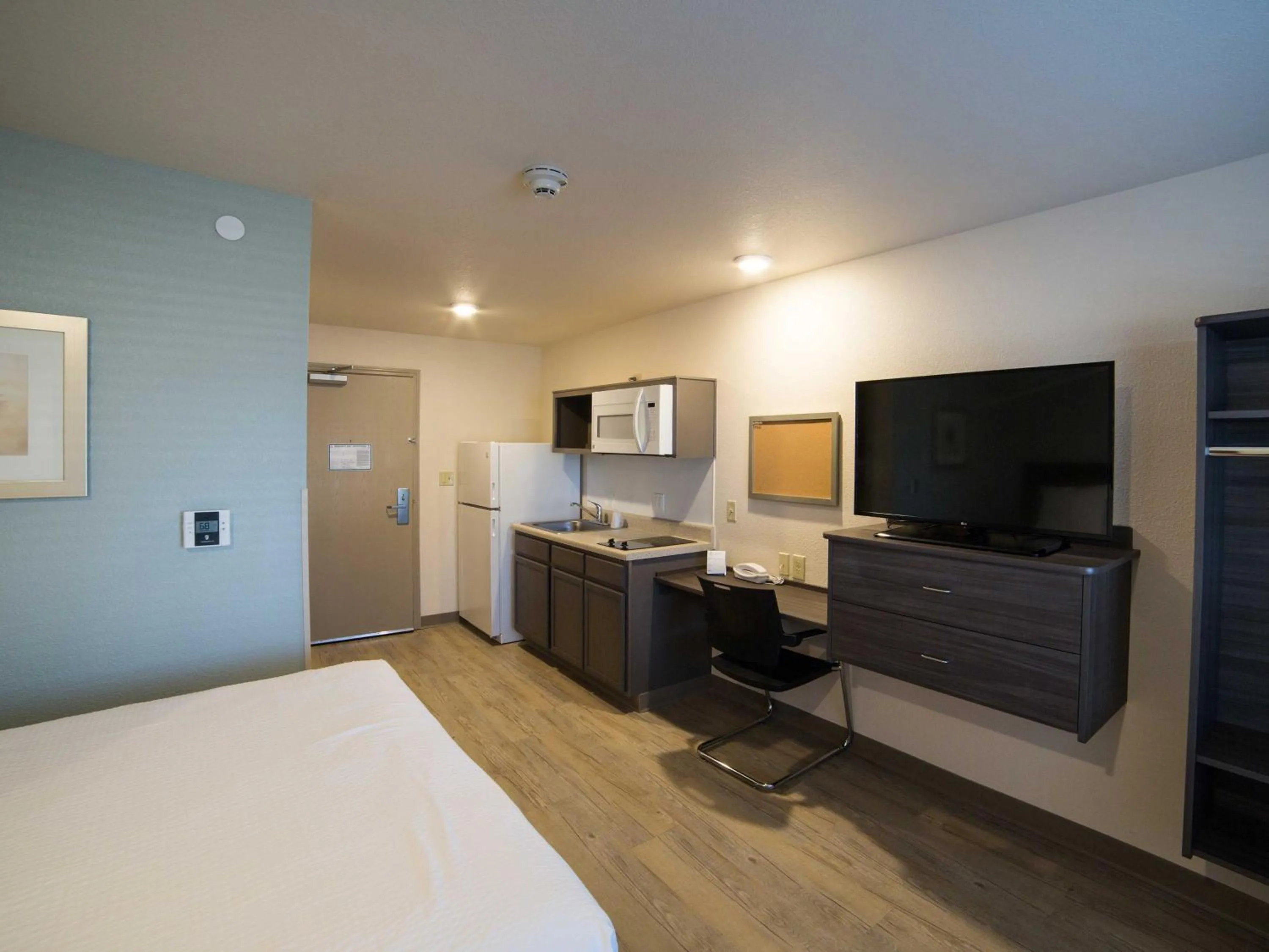 TV and multimedia, Bed in WoodSpring Suites Broken Arrow