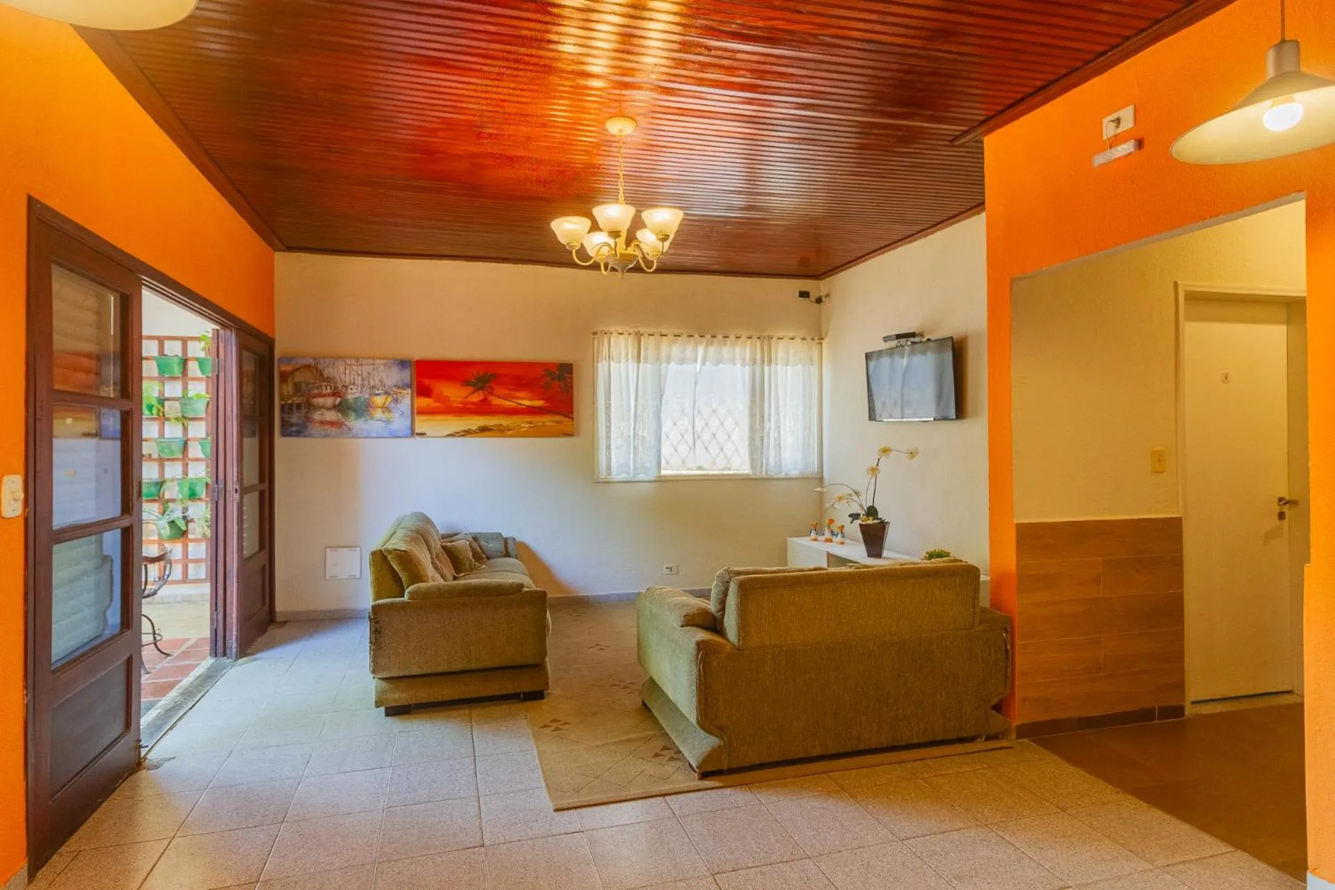 Communal lounge/ TV room in Guarujá Hostel