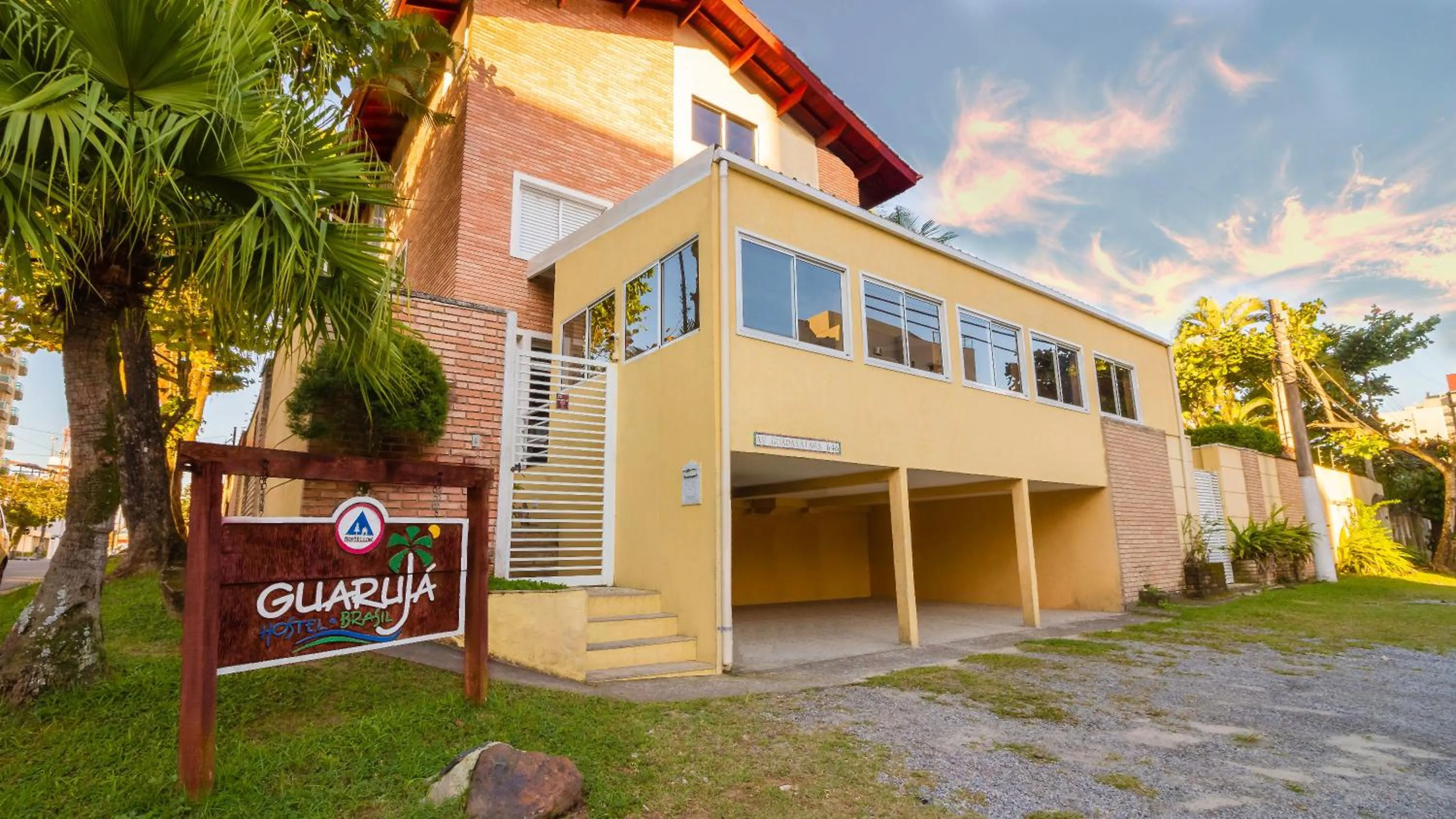Property building in Guarujá Hostel