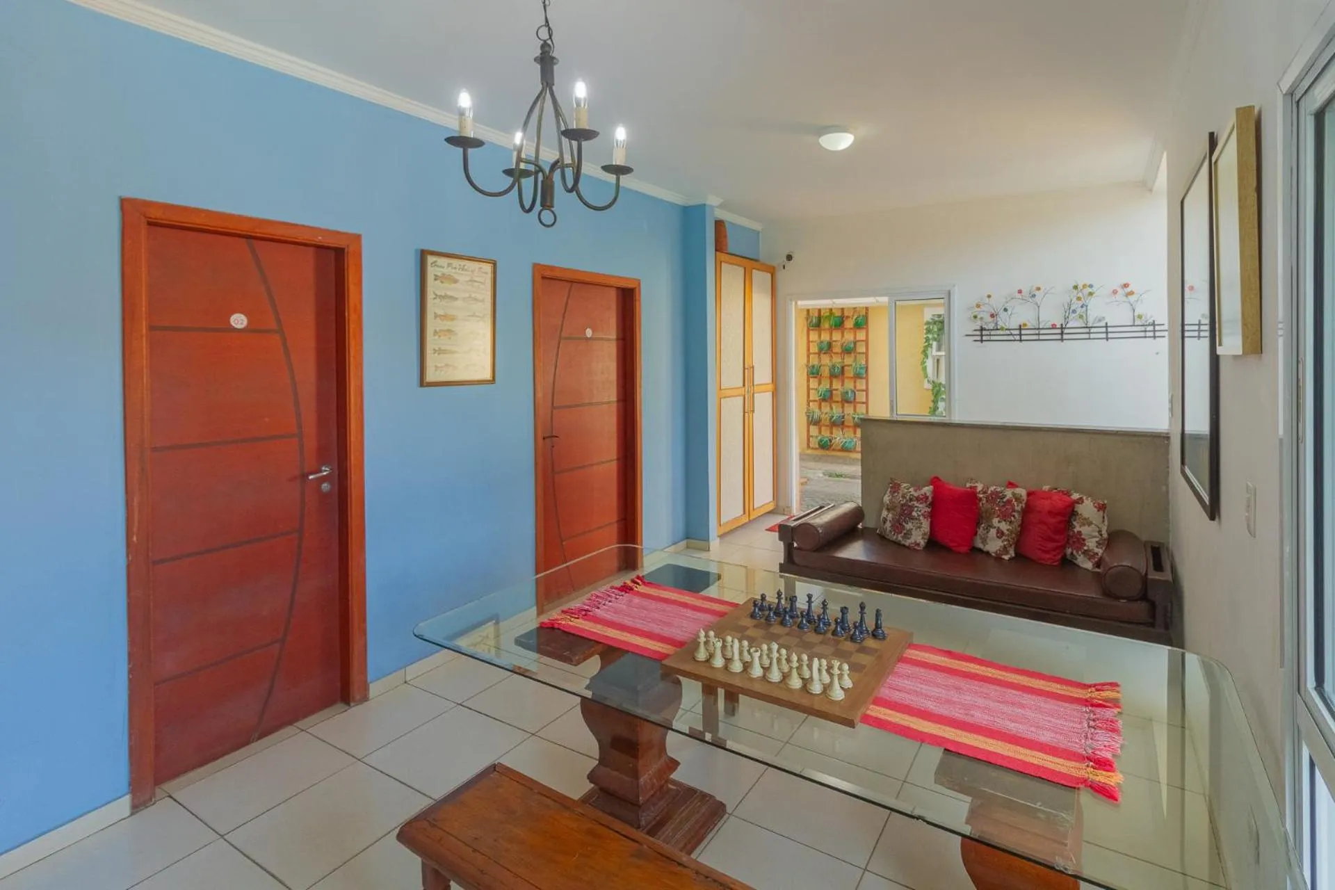 Communal lounge/ TV room in Guarujá Hostel