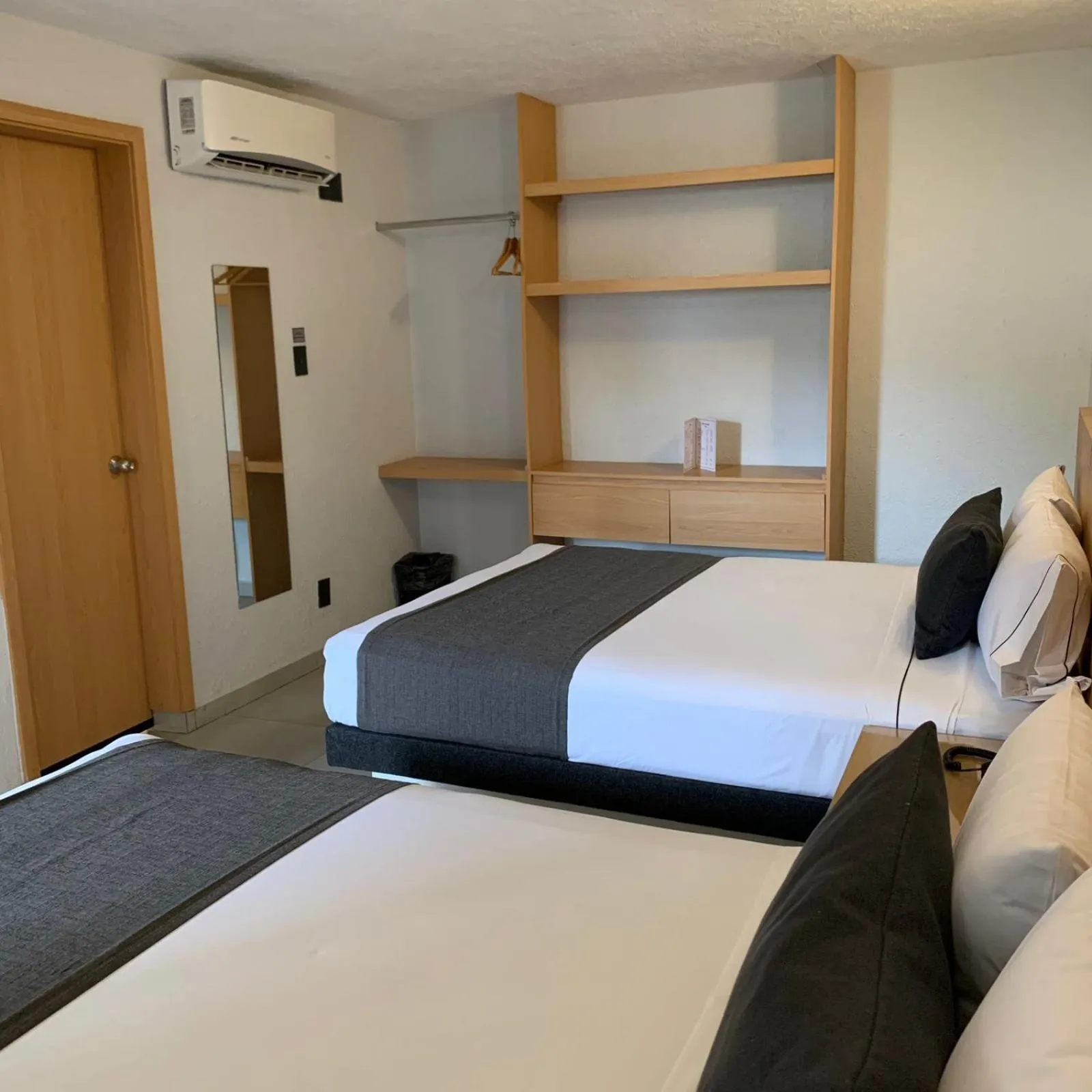 air conditioner, Bed in Hotel Emperador centro Guadalajara y Remodelado