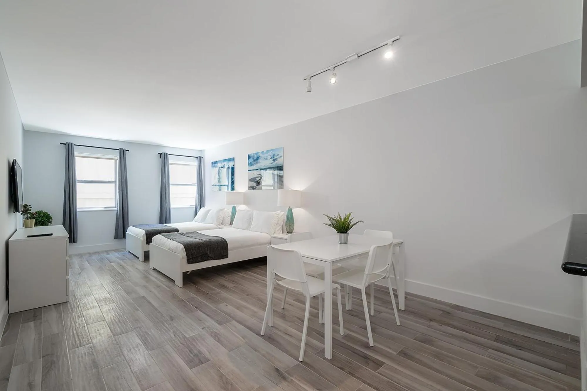 Dining area, Bed in Casa Grande Suites on Ocean Drive