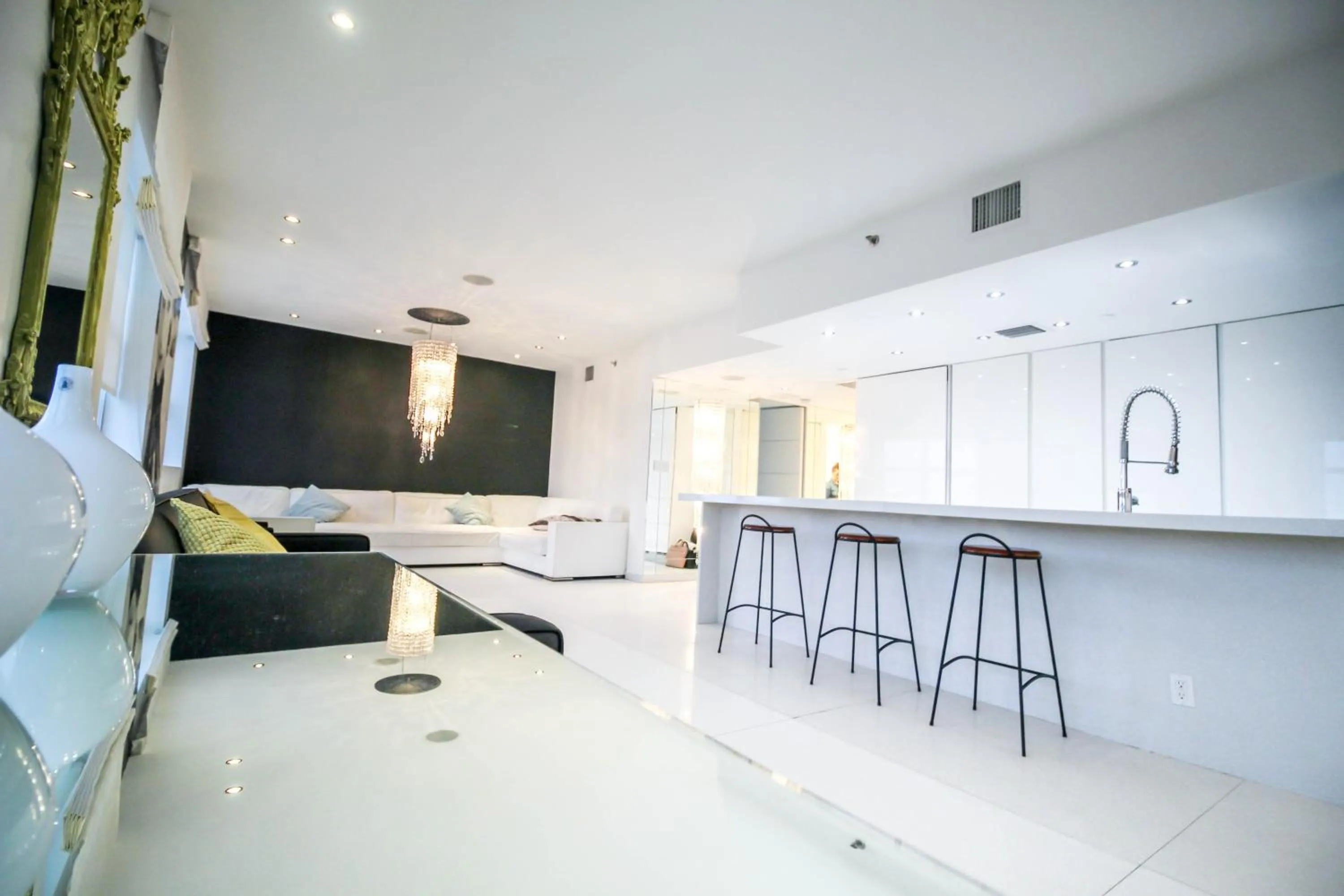 Dining area in Casa Grande Suites on Ocean Drive