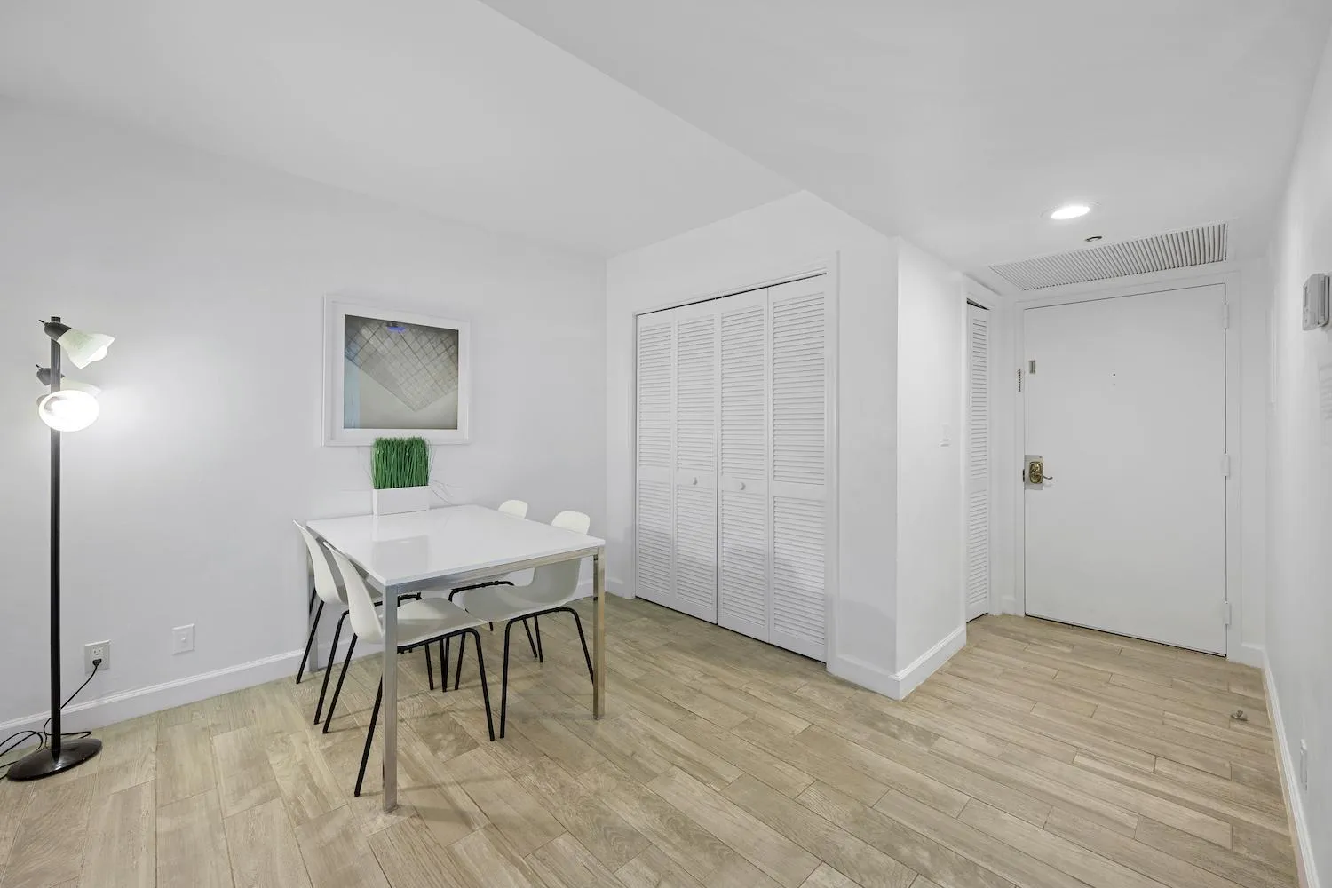 Dining area in Casa Grande Suites on Ocean Drive