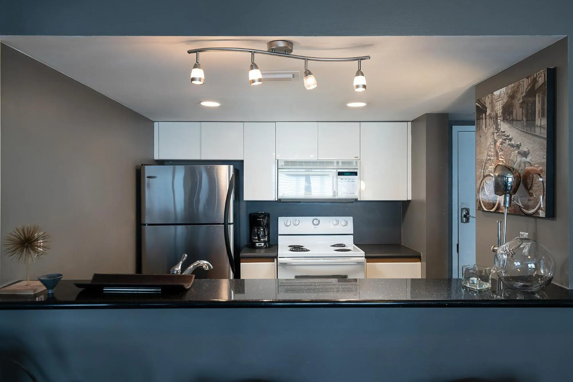 Kitchen or kitchenette in Casa Grande Suites on Ocean Drive