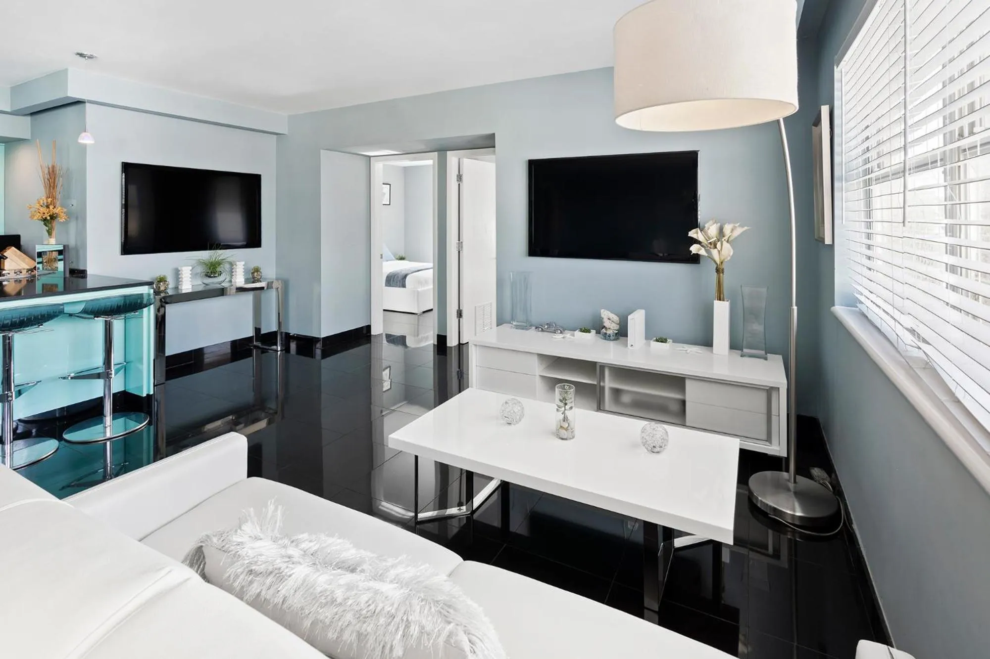 TV and multimedia, Bed in Casa Grande Suites on Ocean Drive