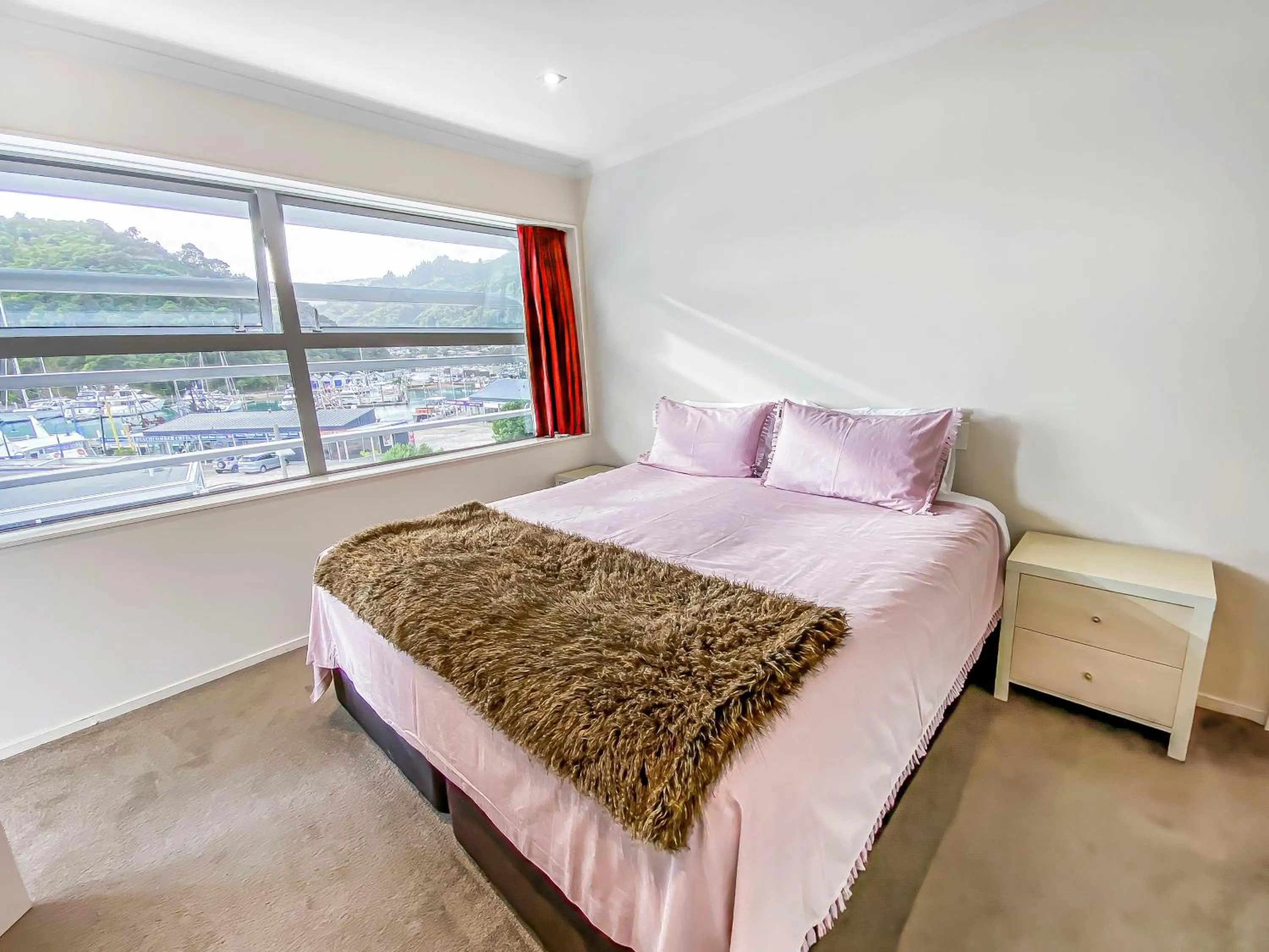 Bedroom, Bed in Picton Waterfront Apartments