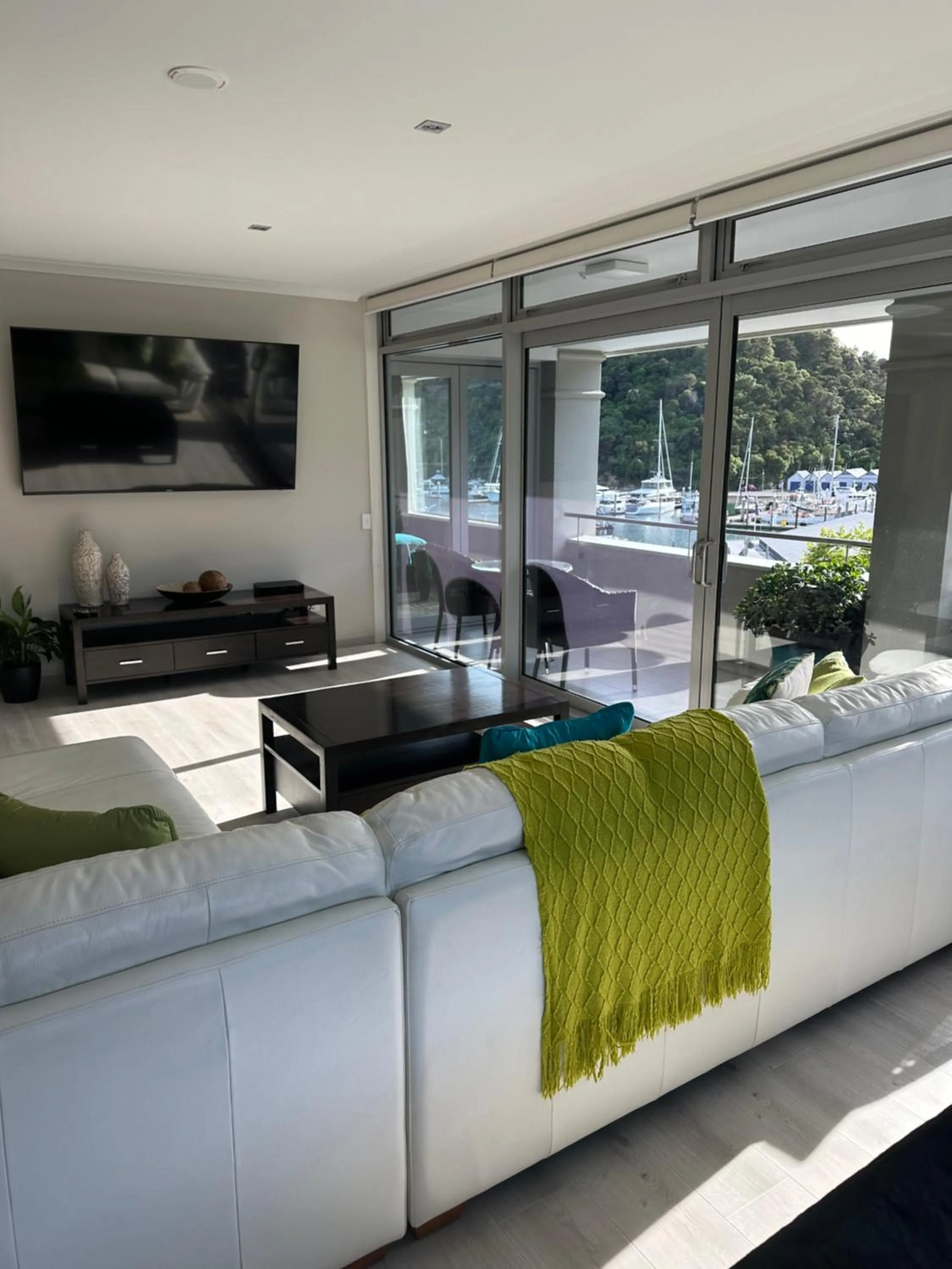 TV and multimedia in Picton Waterfront Apartments