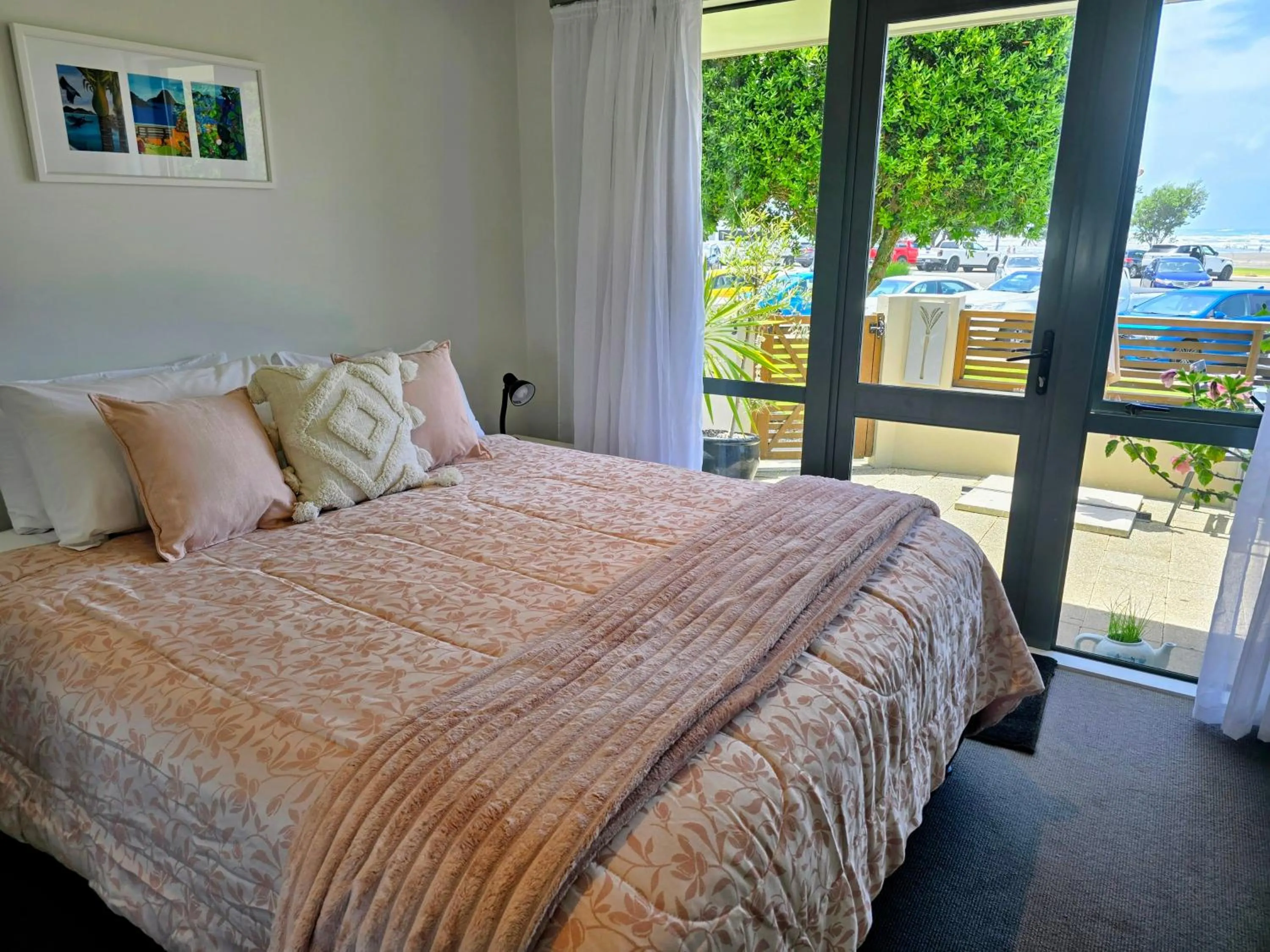 Bedroom, Bed in Beachpoint Apartments