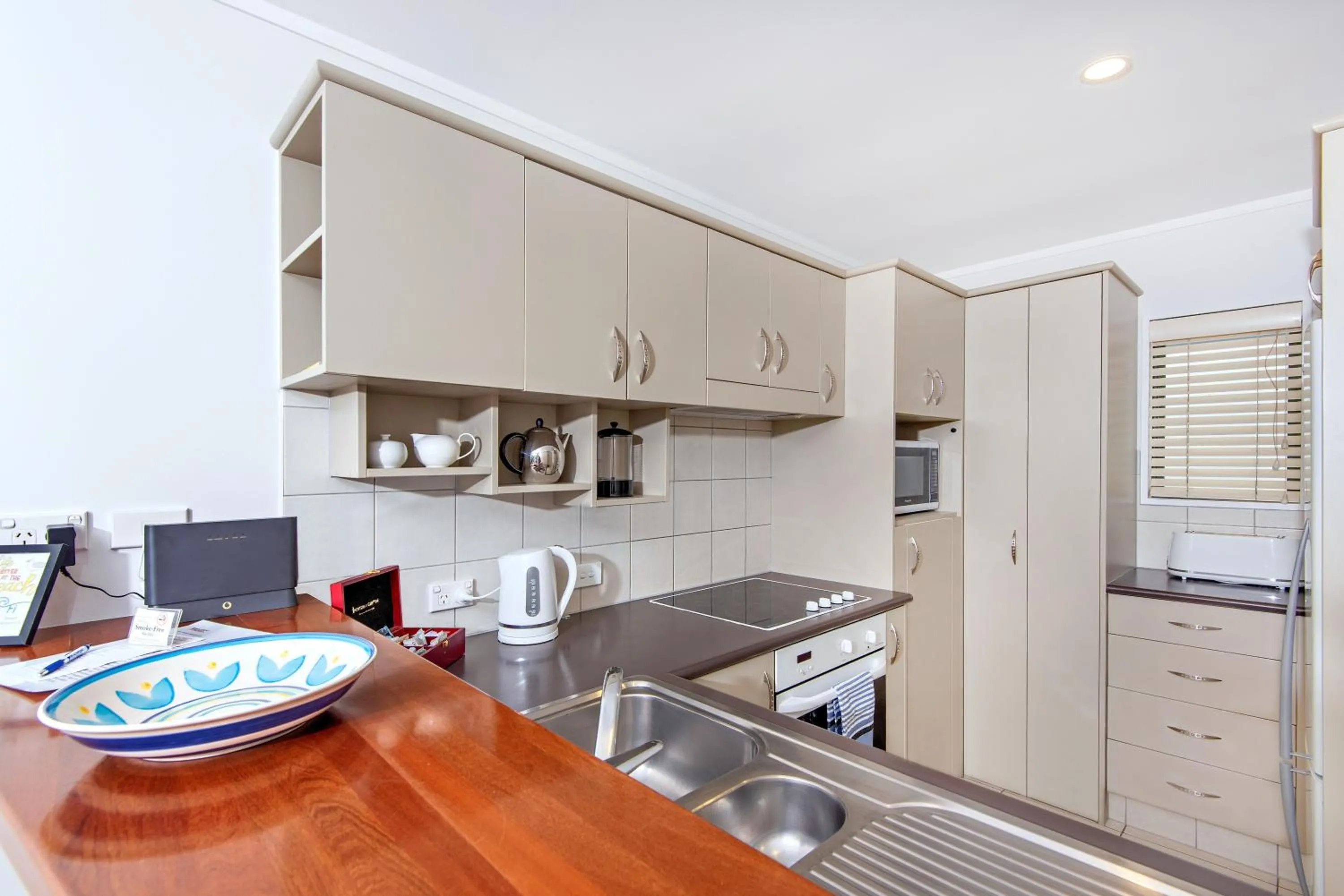 Kitchen or kitchenette in Beachpoint Apartments