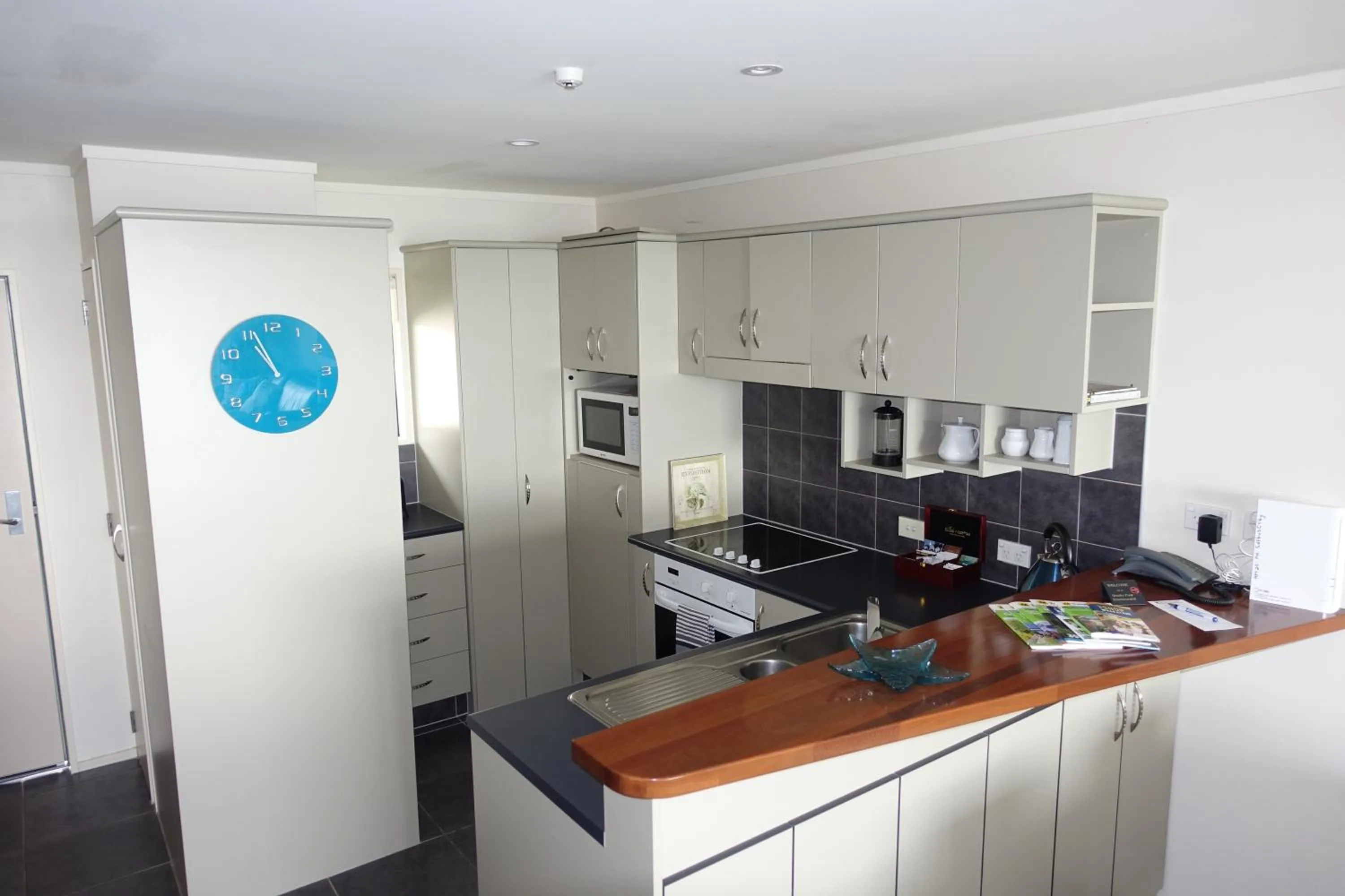 Kitchen or kitchenette in Beachpoint Apartments