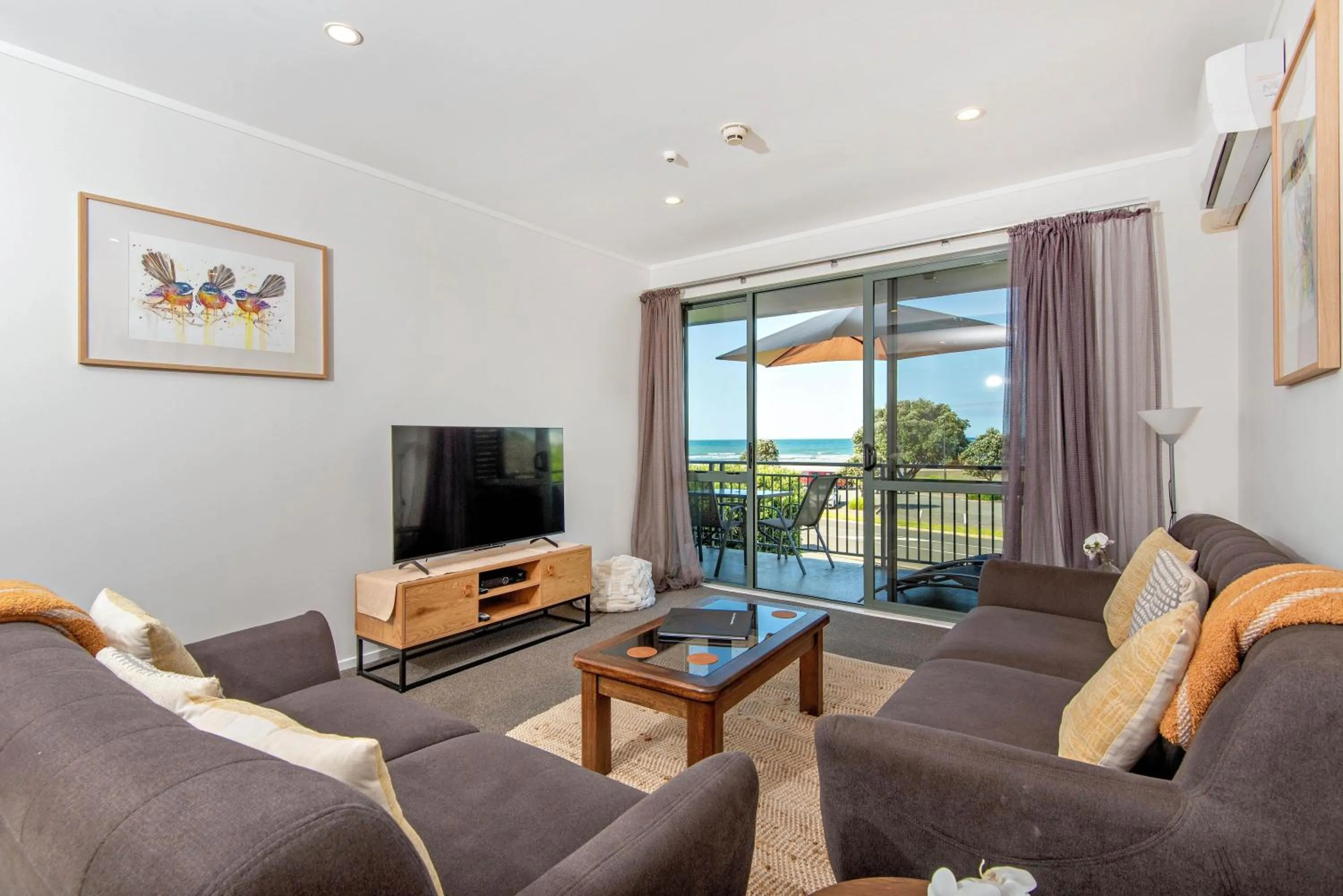 TV and multimedia in Beachpoint Apartments