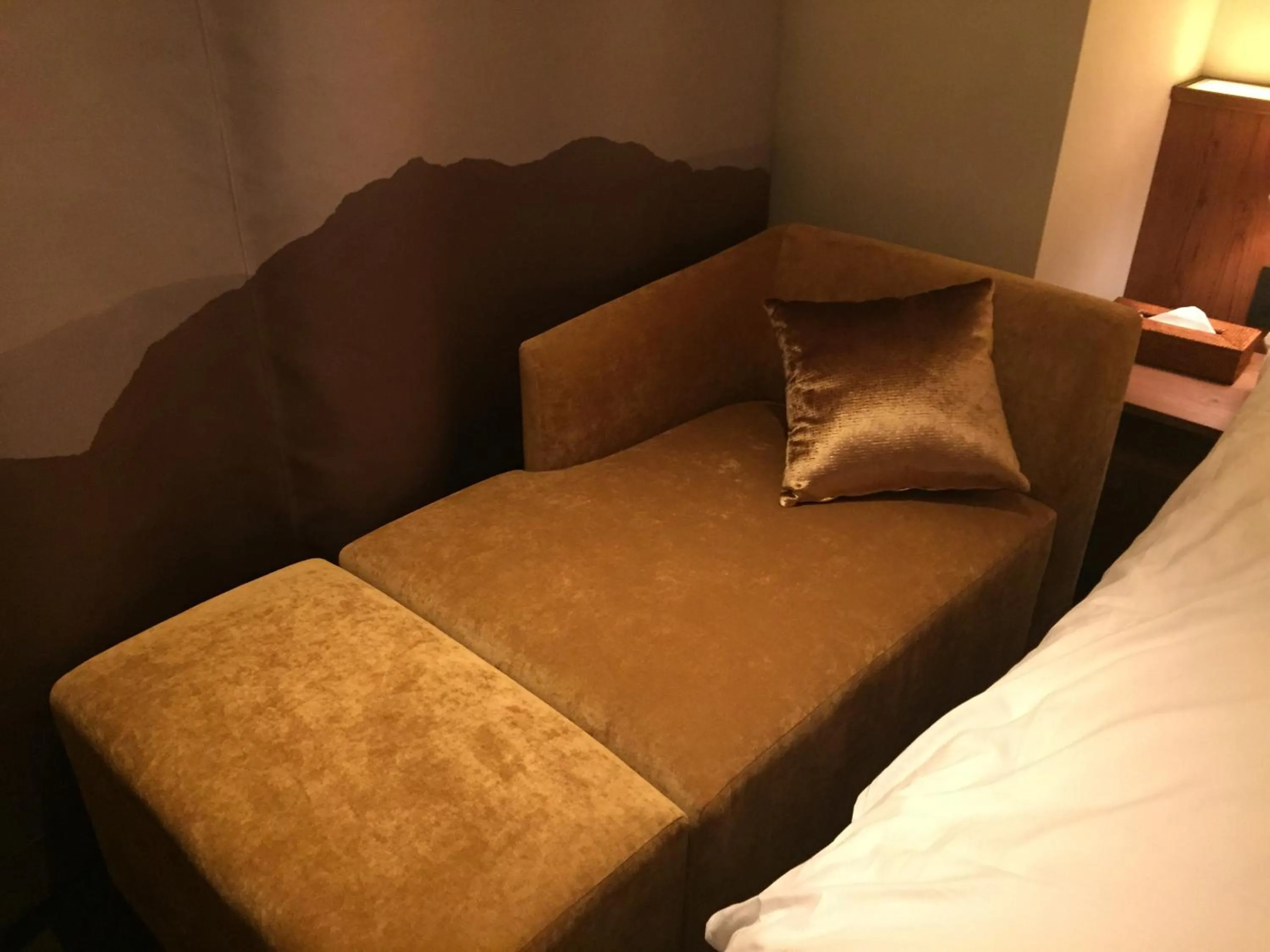 Seating area, Bed in The Wall Hotel