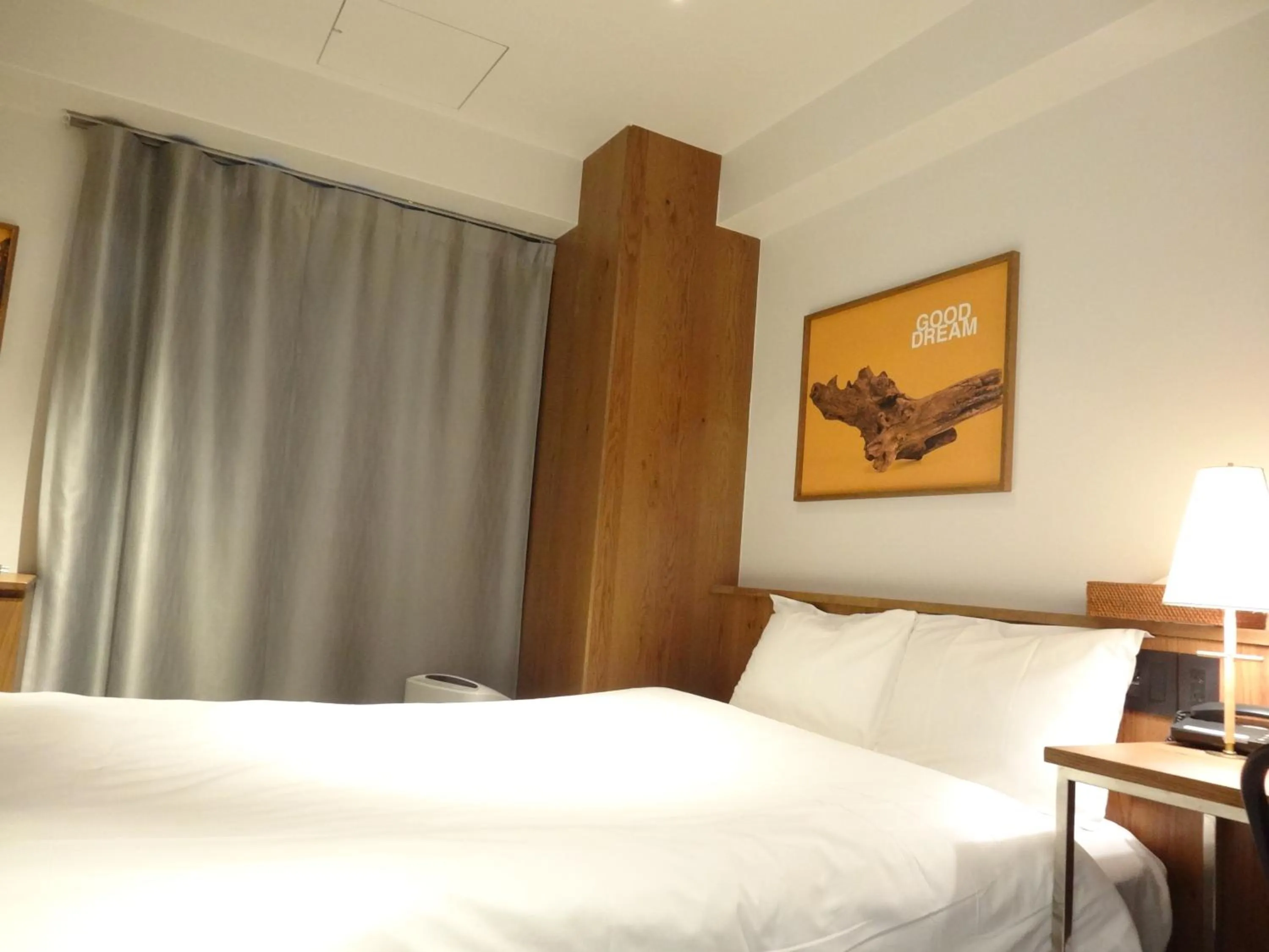 Photo of the whole room, Bed in The Wall Hotel