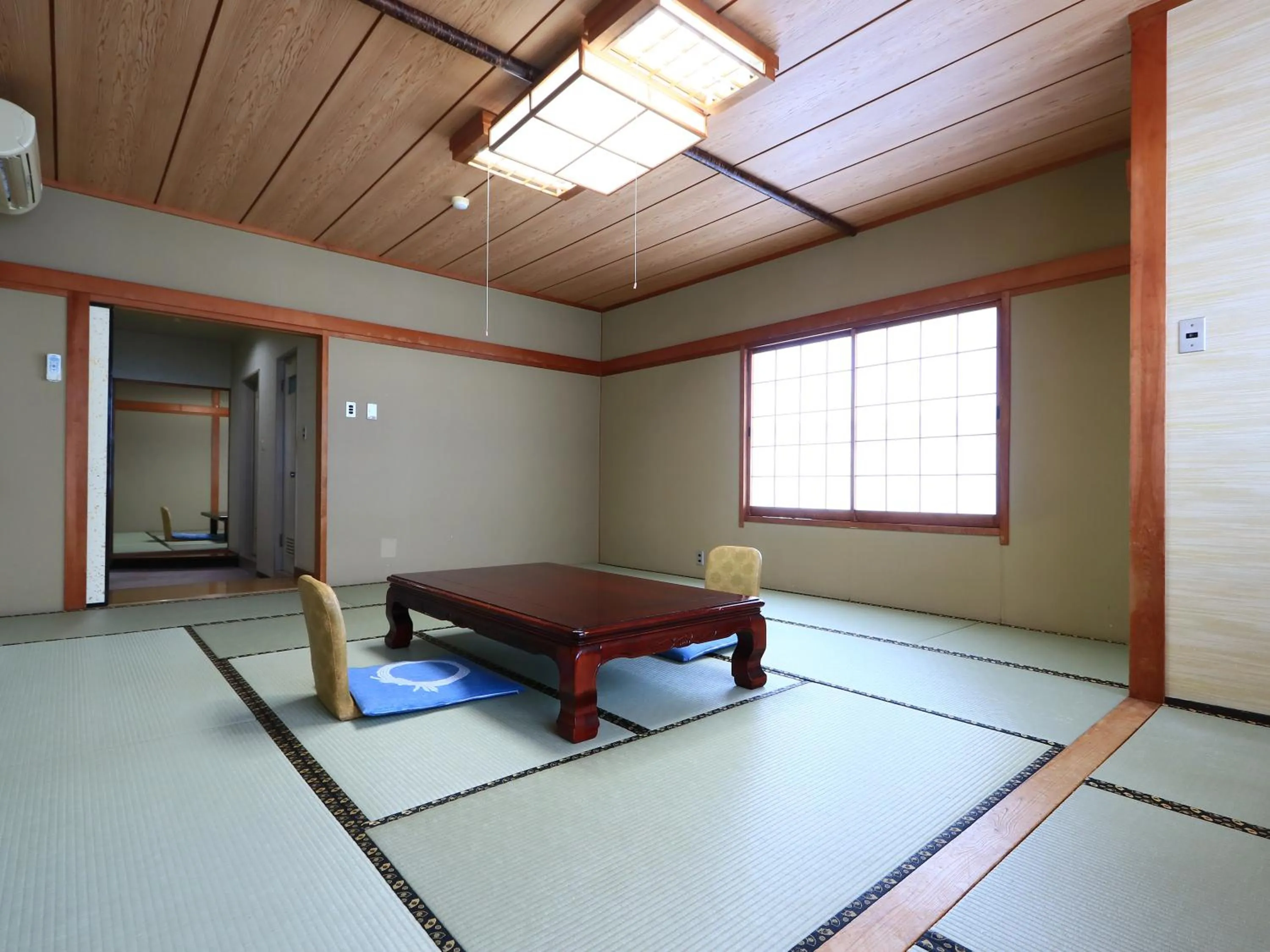 Photo of the whole room in Suzunami