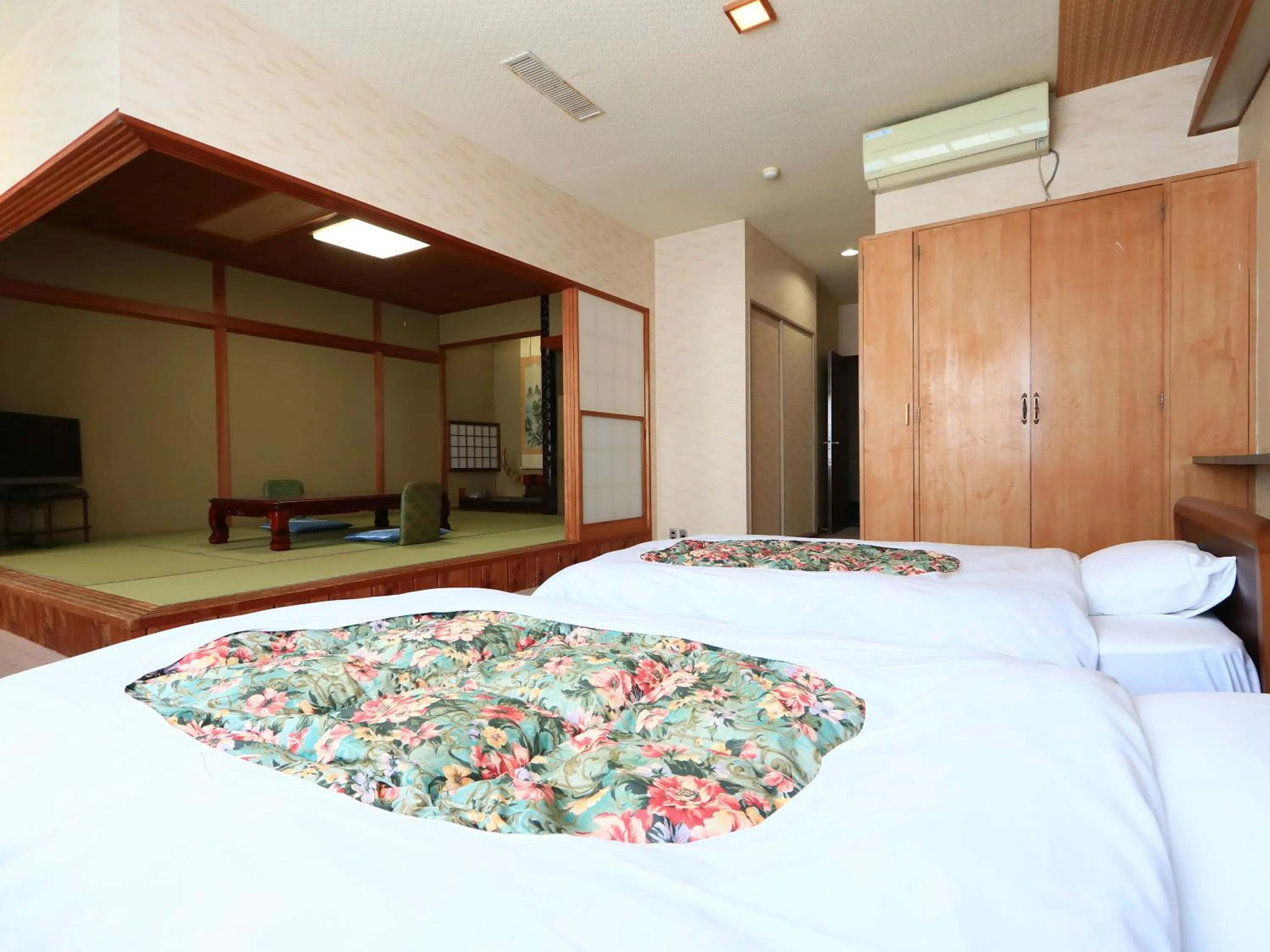 Bed in Suzunami