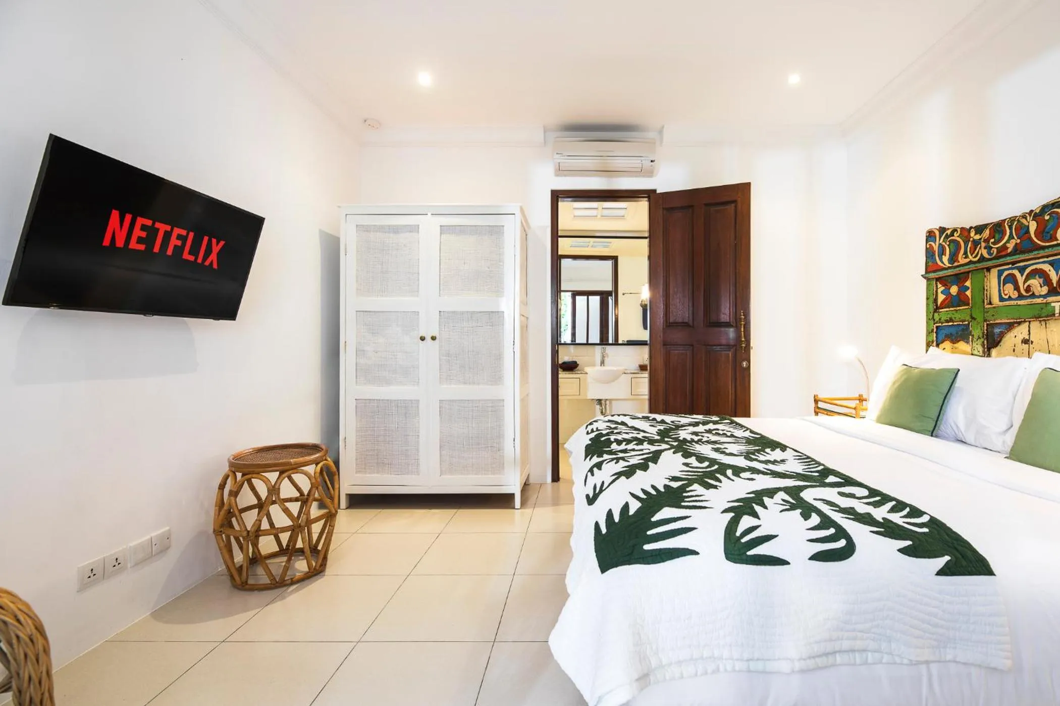 TV and multimedia, Bed in Villa Atma