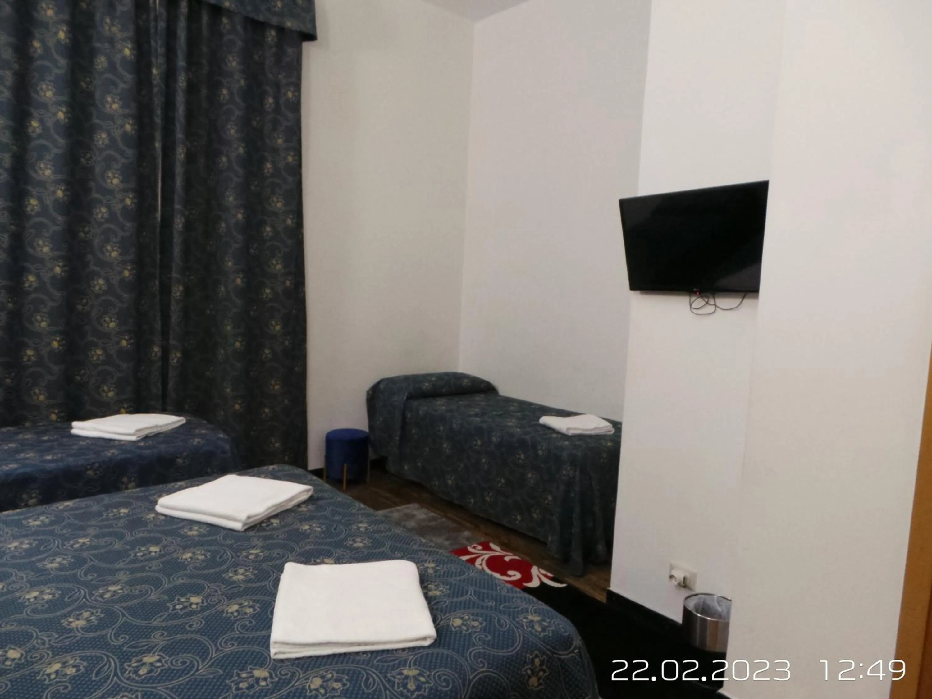 Communal lounge/ TV room, Bed in Marziah Inn