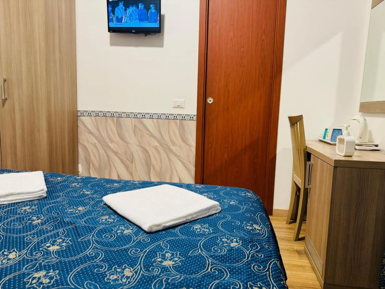 Bedroom, Bed in Marziah Inn