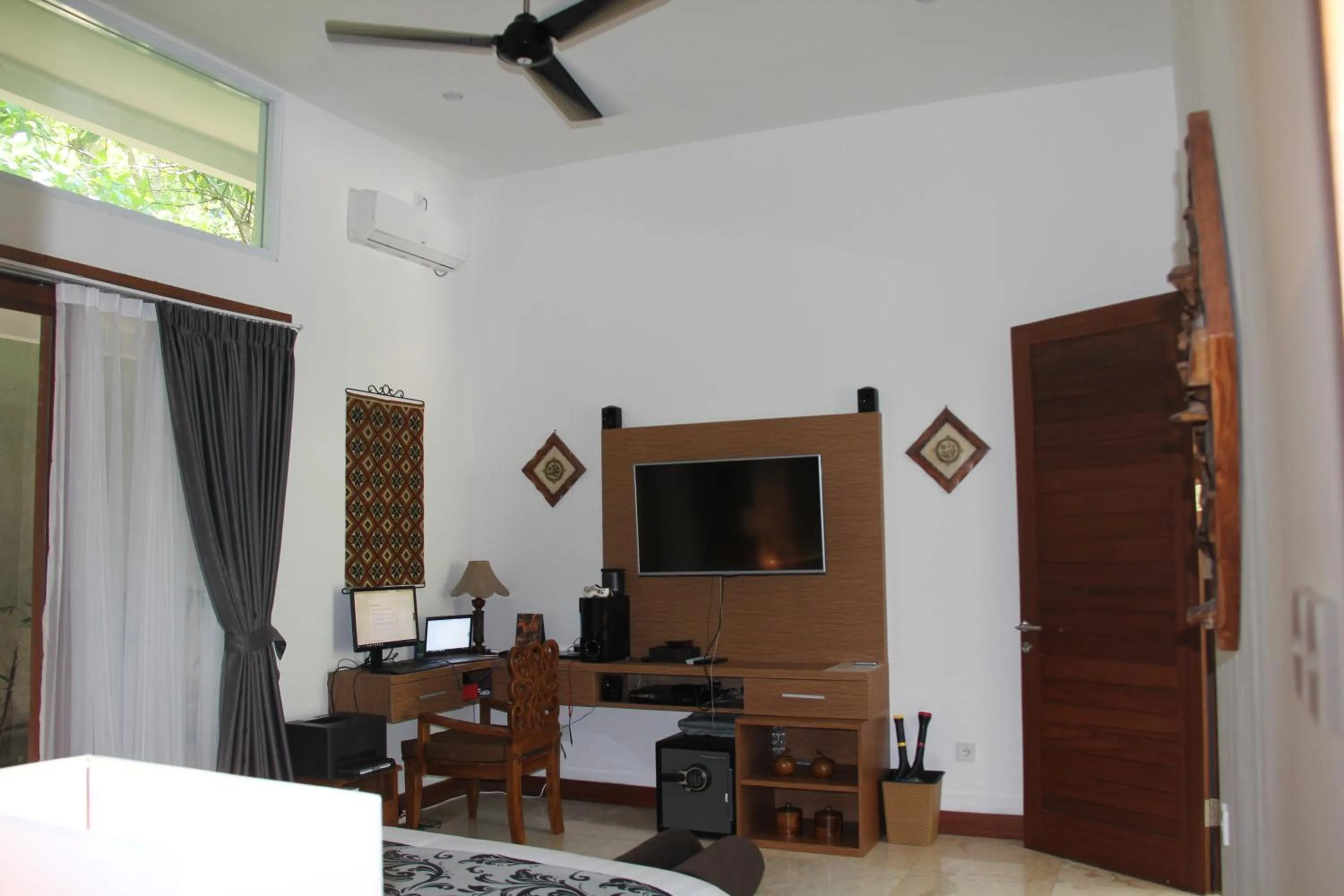 Bed, TV/Entertainment Center in Narvik Villa