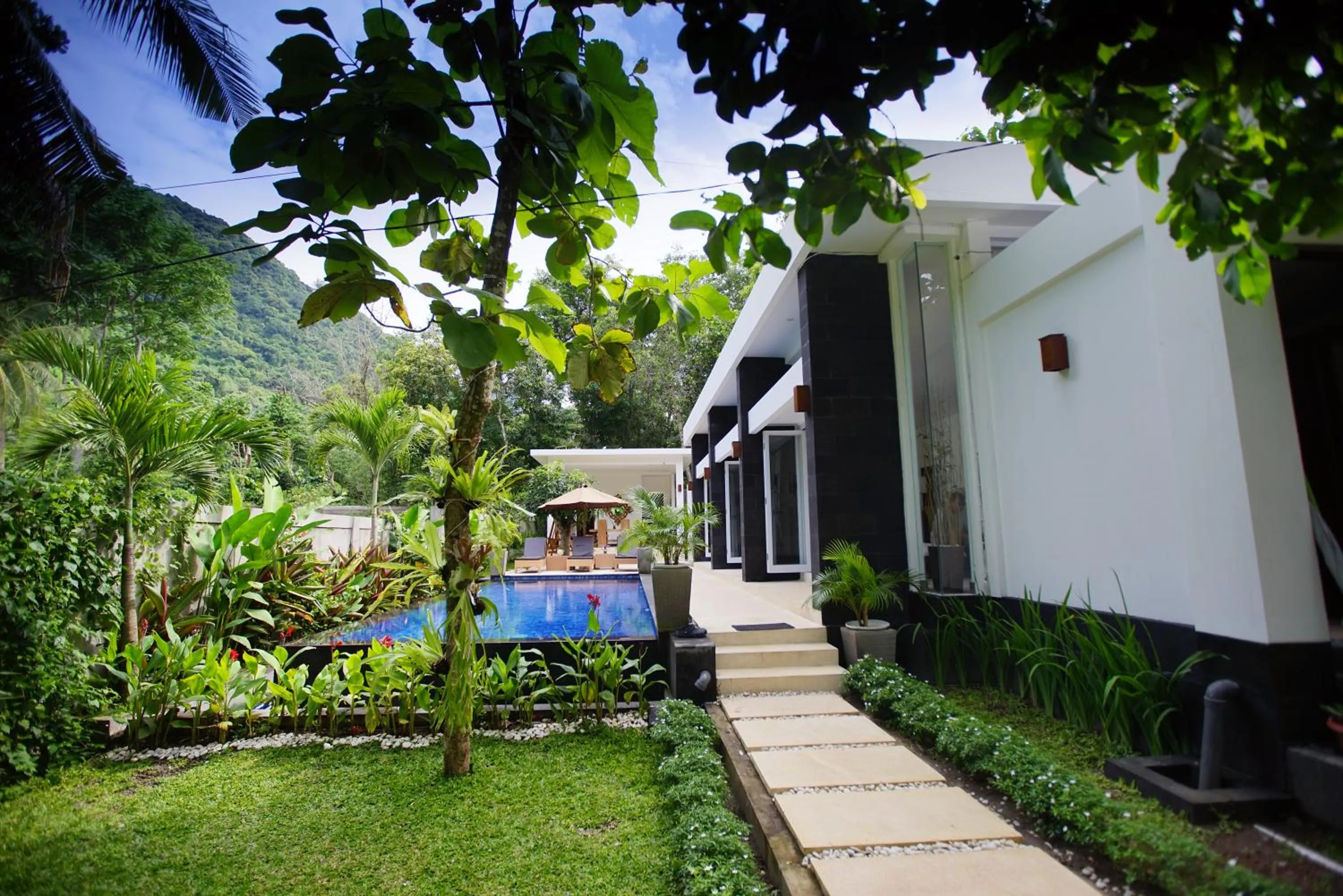 Garden, Property Building in Narvik Villa