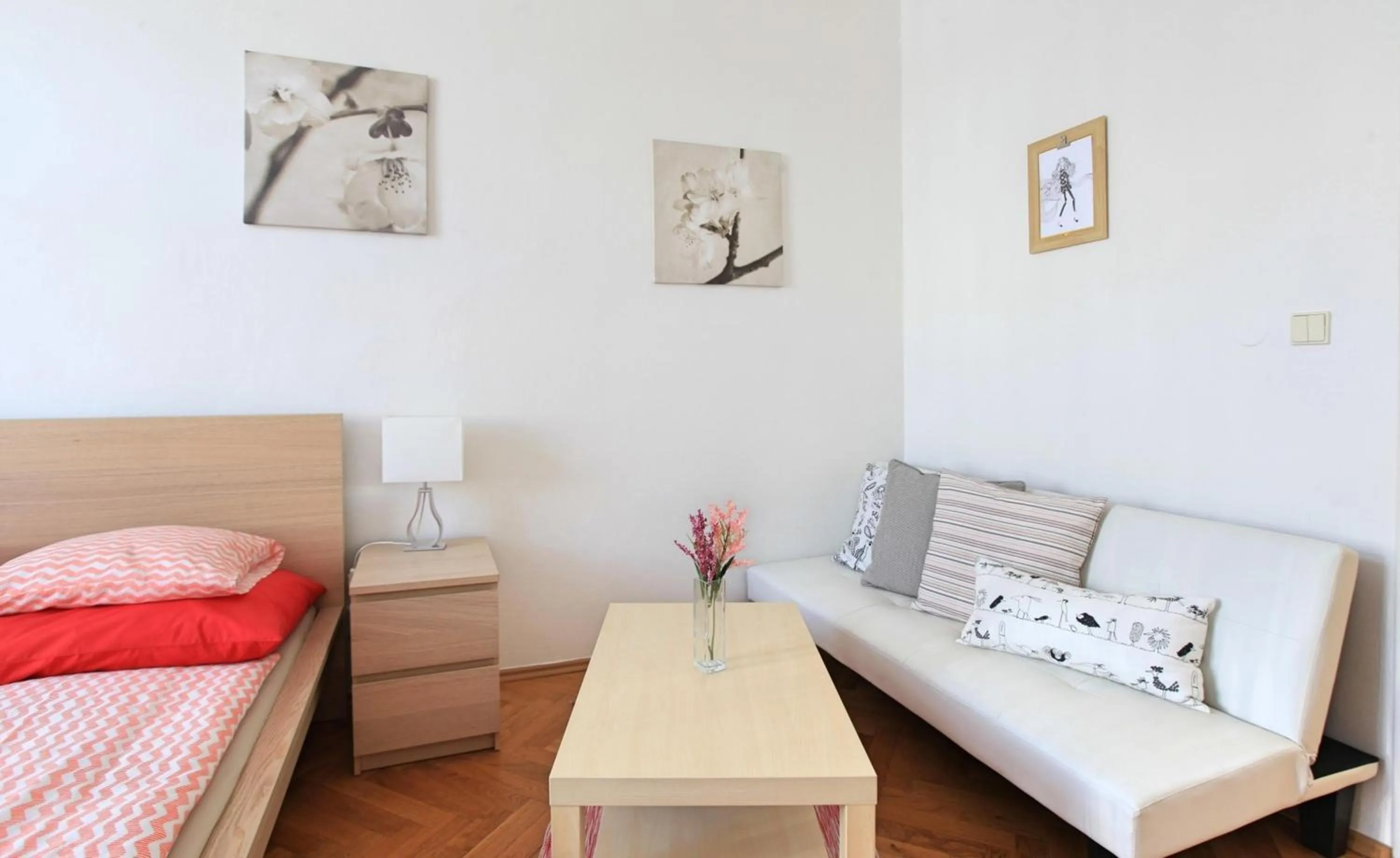 Seating area, Bed in Angel City Aparthotel