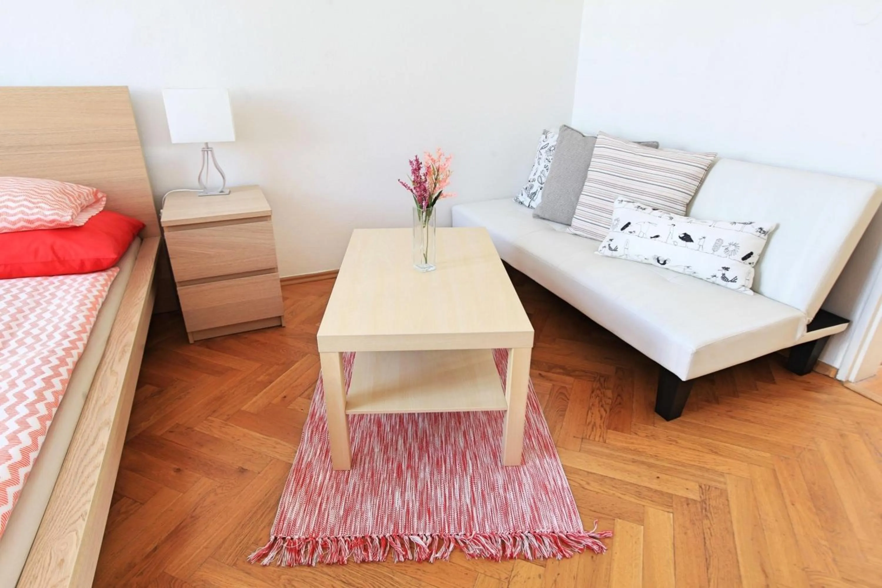 Seating area, Bed in Angel City Aparthotel