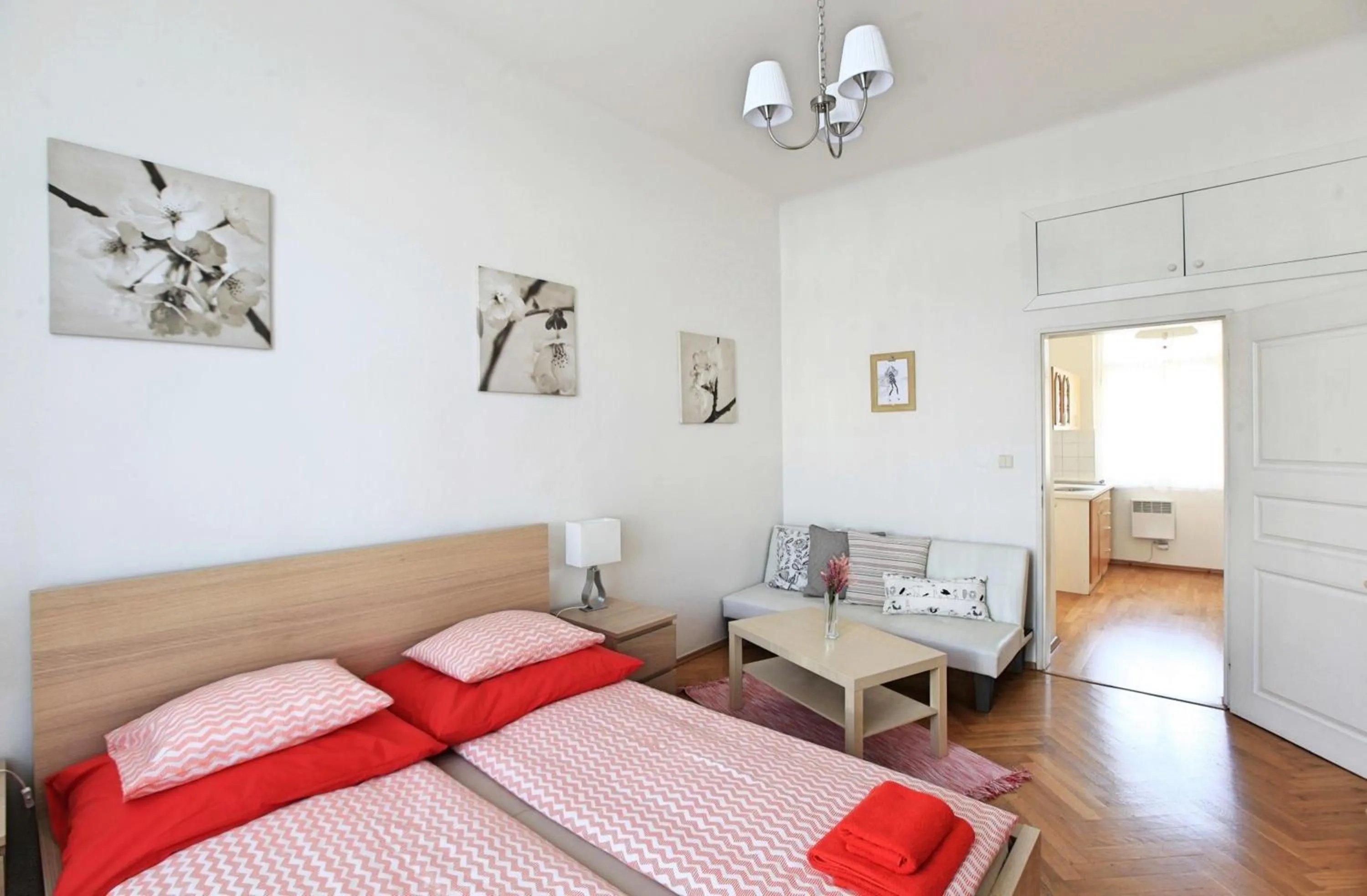 Seating area, Bed in Angel City Aparthotel