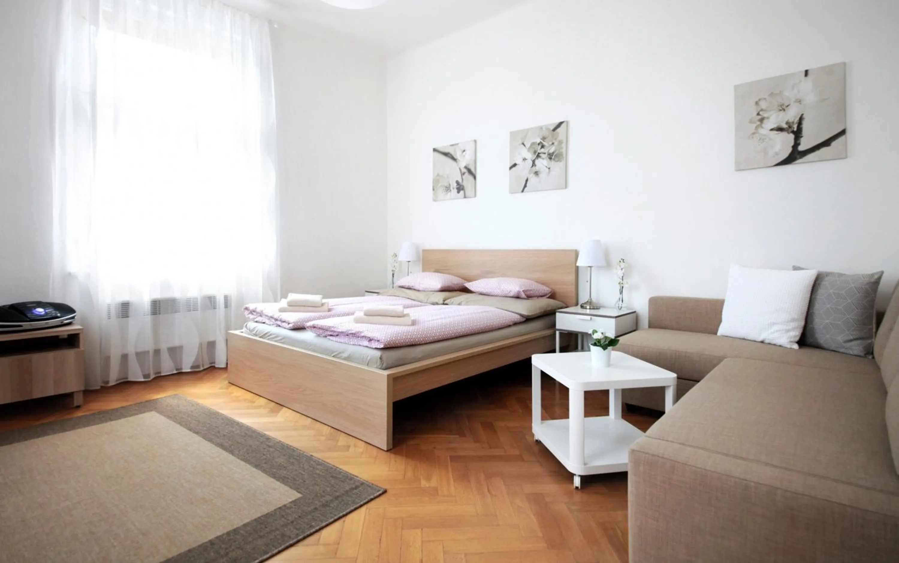 Bed in Angel City Aparthotel