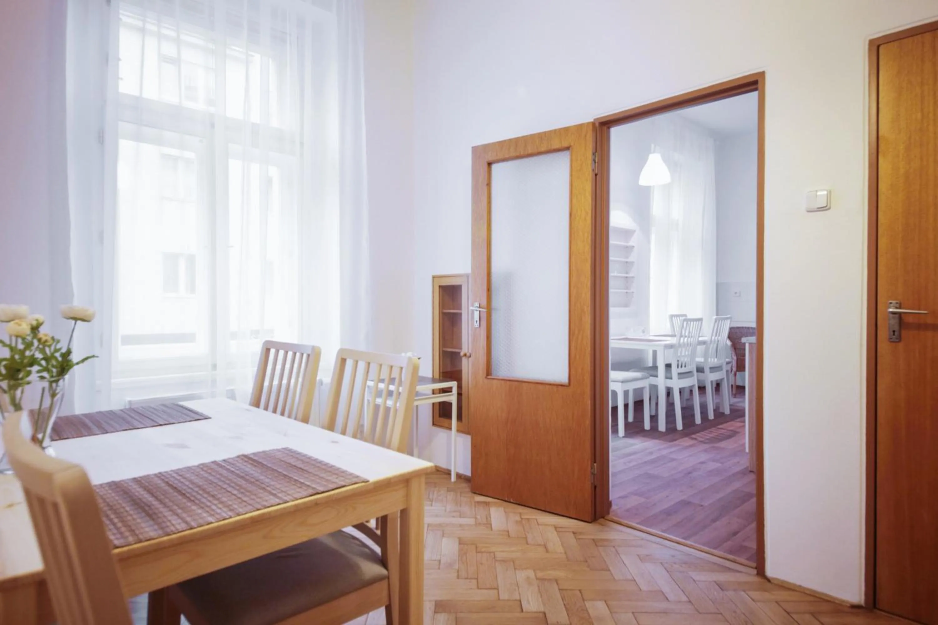 Dining area, Bed in Angel City Aparthotel