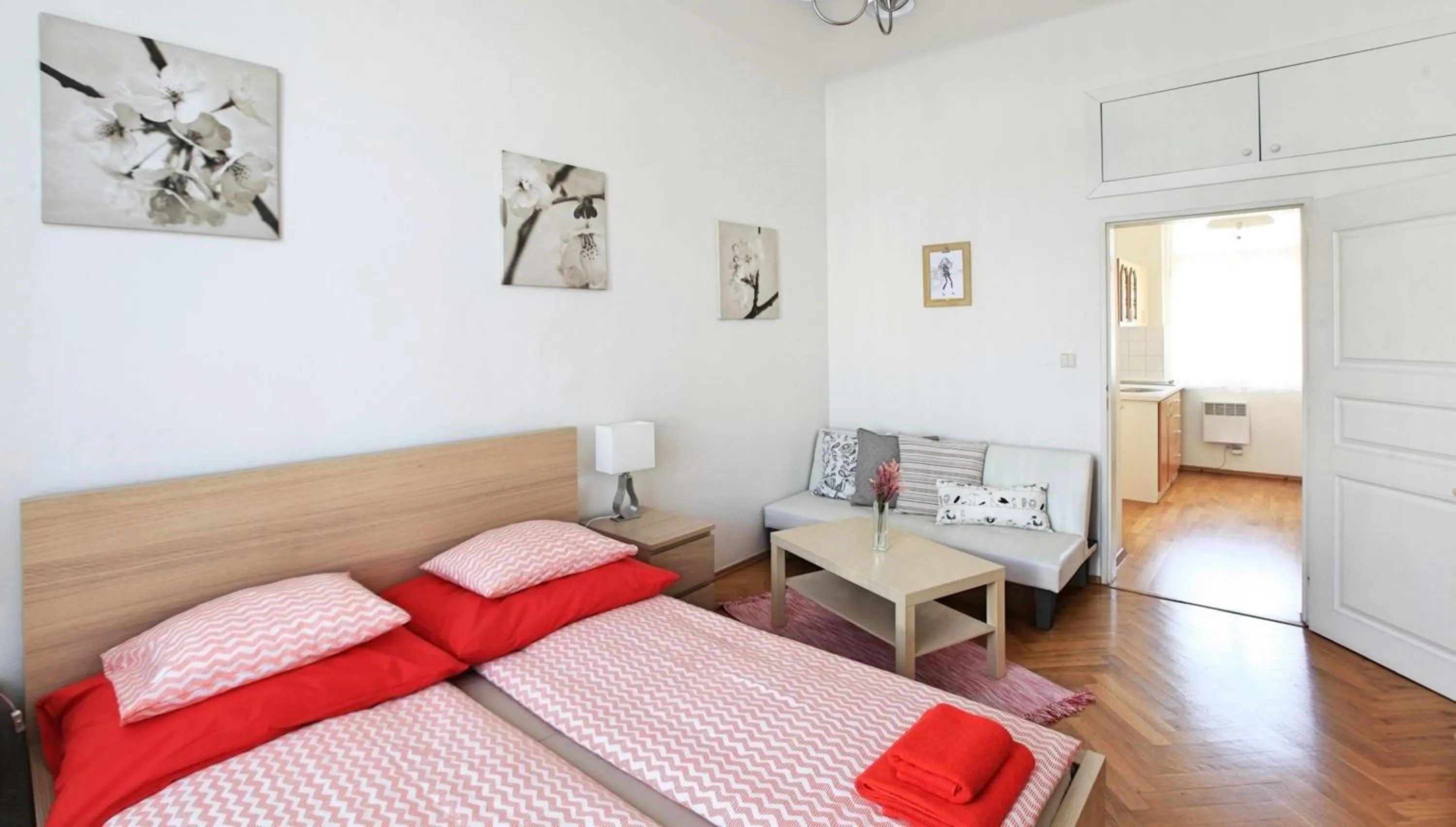 Seating area, Bed in Angel City Aparthotel