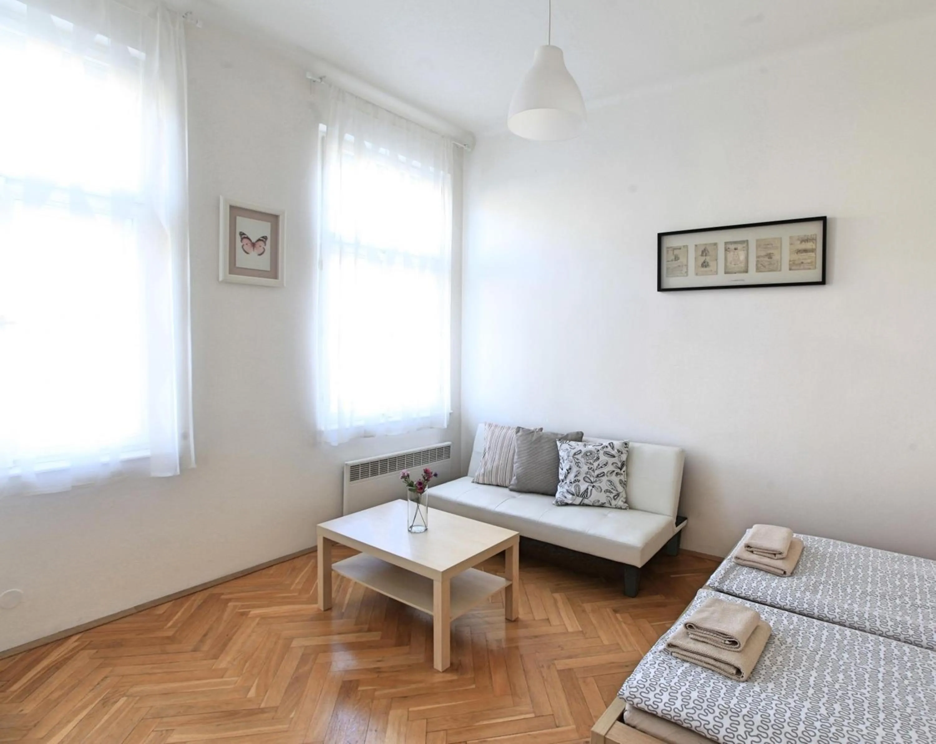 Seating area, Bed in Angel City Aparthotel
