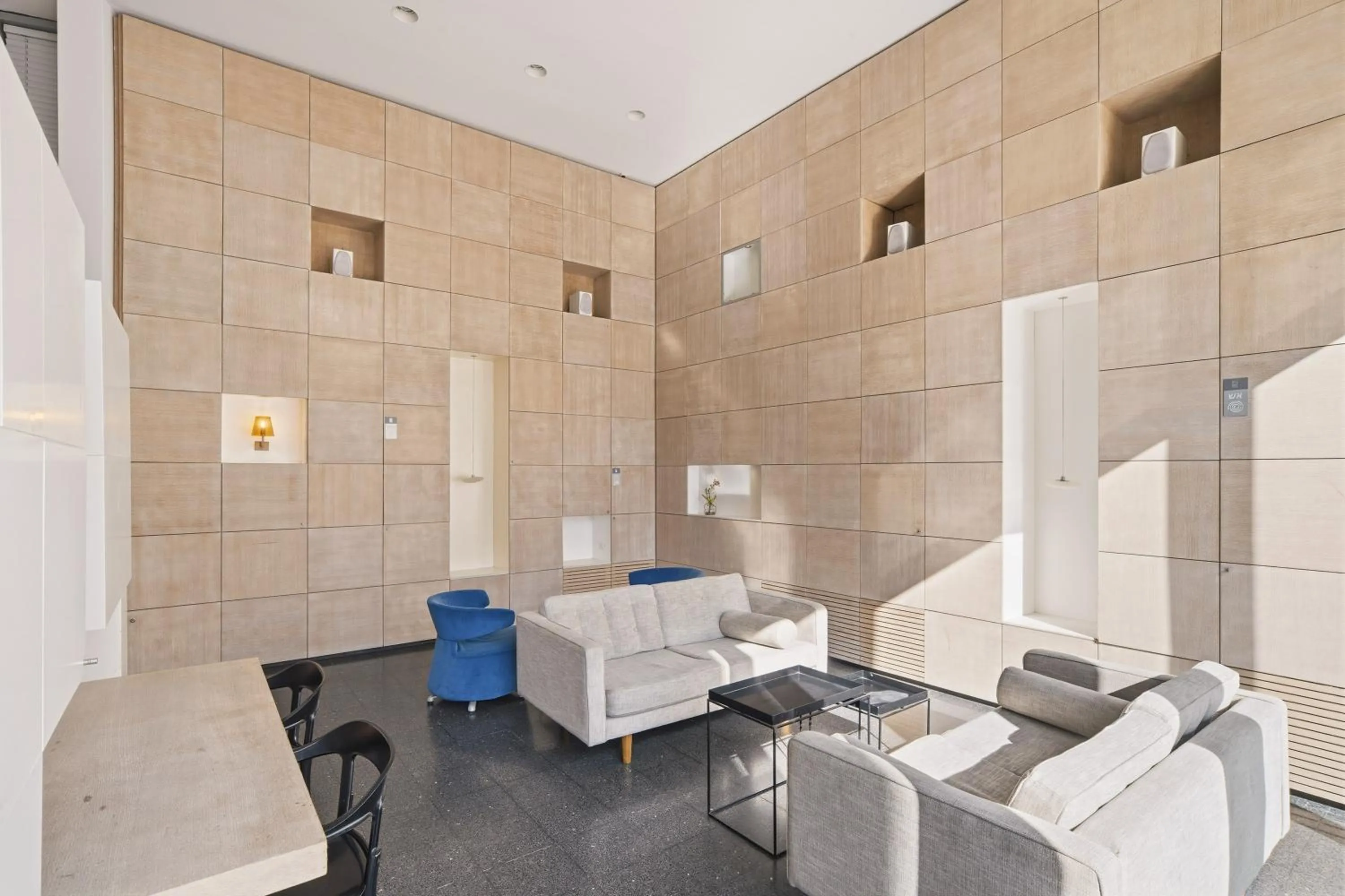 Chic & Quiet Apartments in City Center by FeelHome