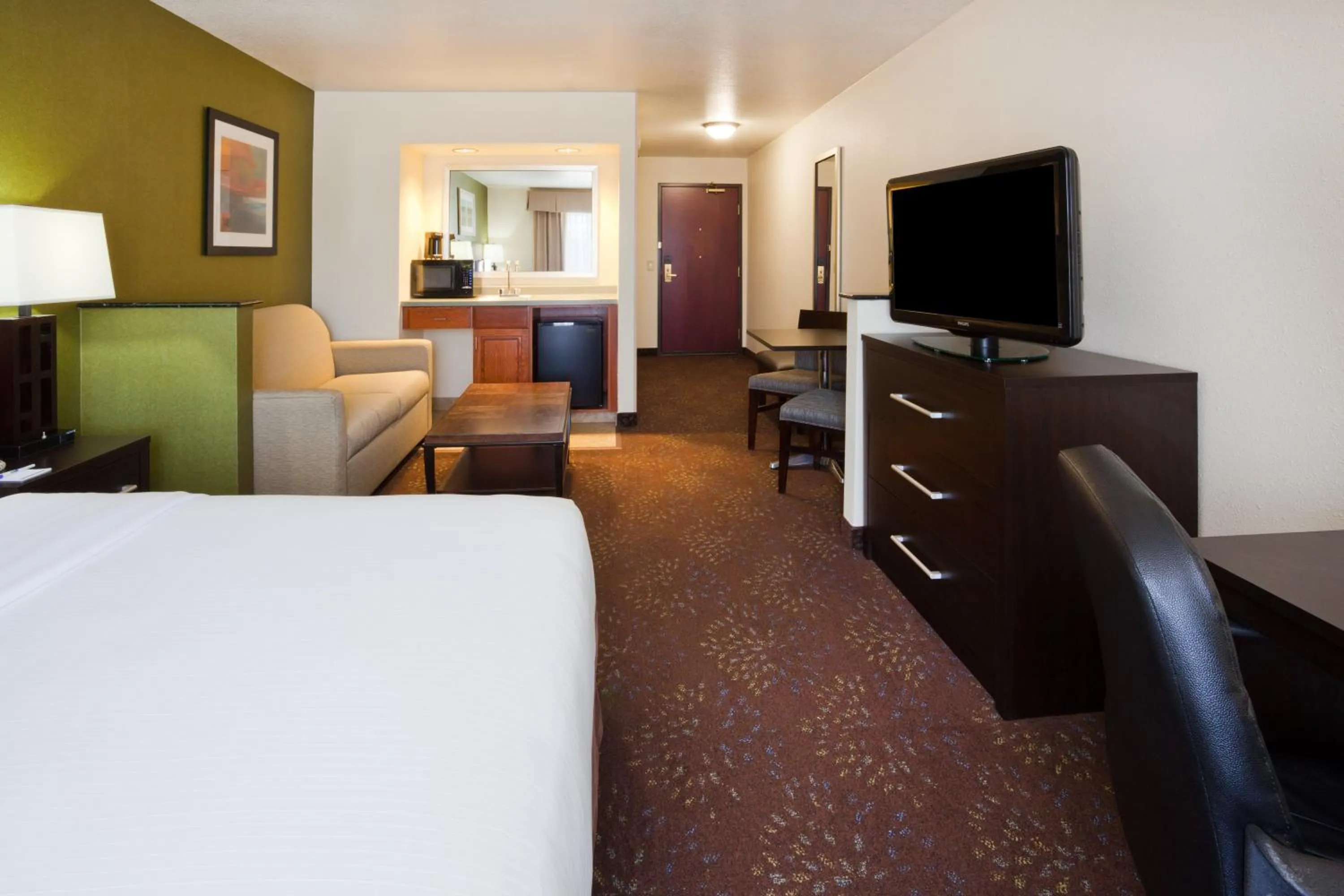 Photo of the whole room, Bed in Holiday Inn Express & Suites Aberdeen by IHG